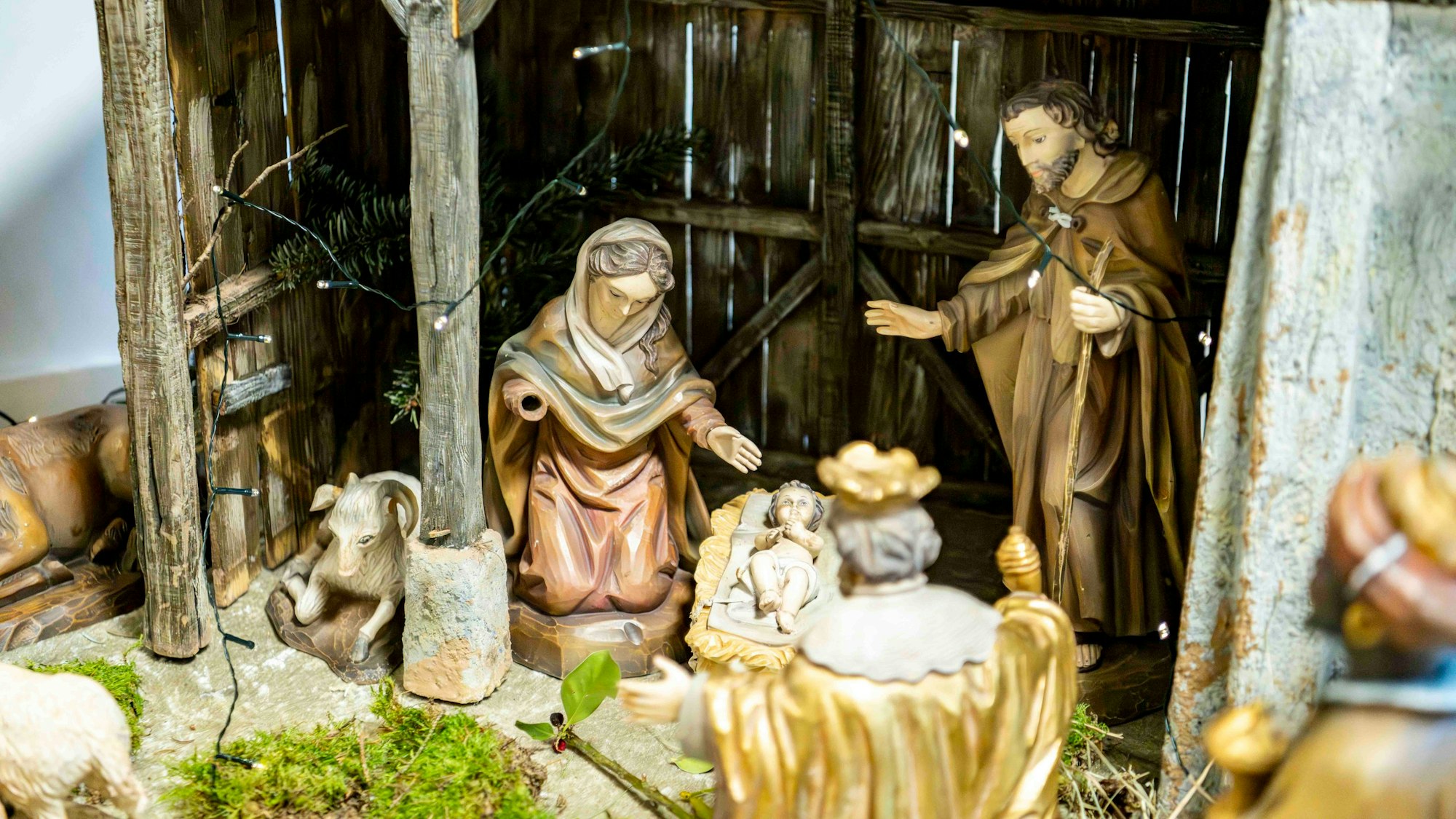 Das Bild zeigt die Krippenfiguren und die Krippe selbst.
