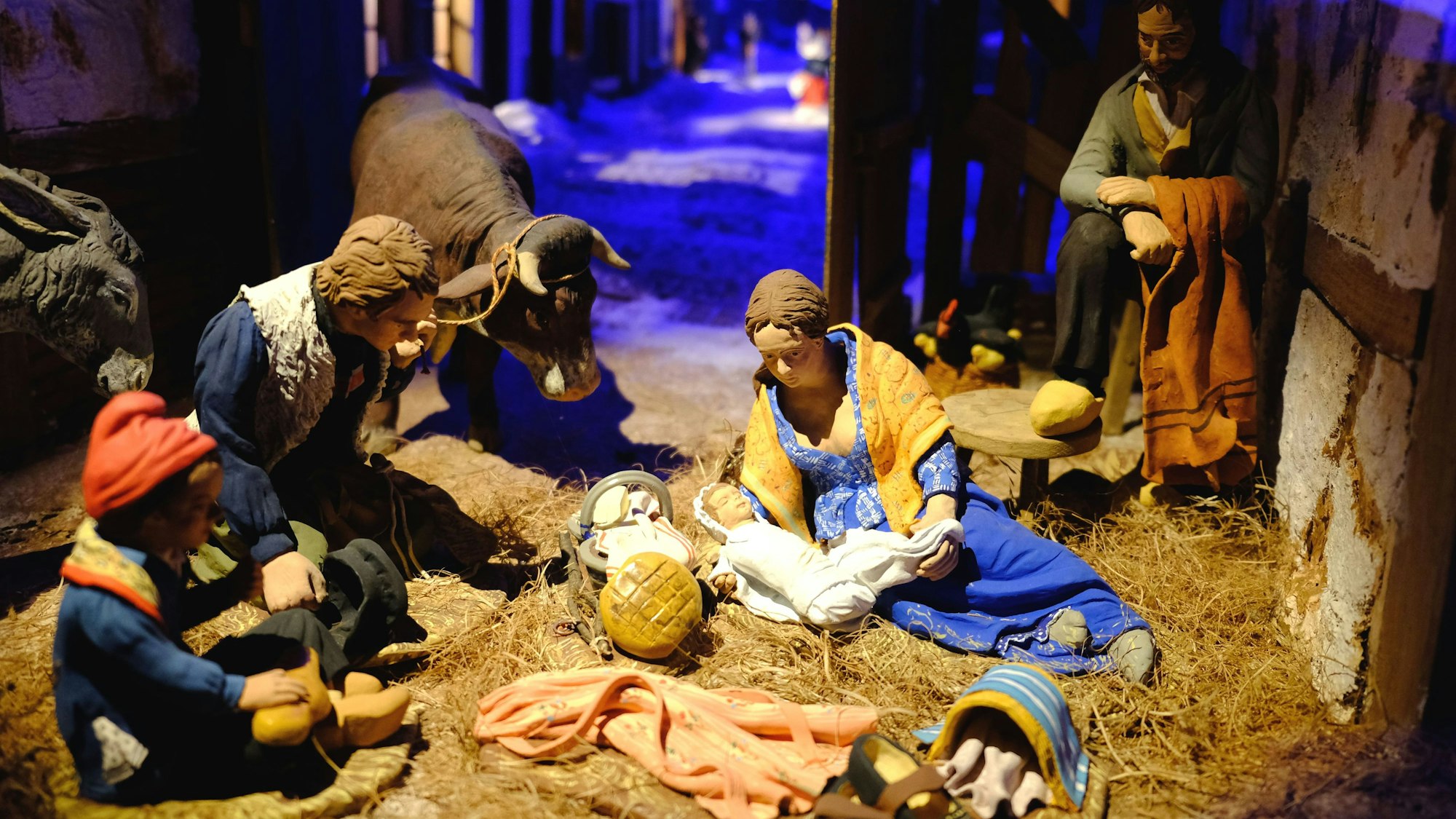 Zu sehen ist eine detailreiche Darstellung einer Krippenszene.