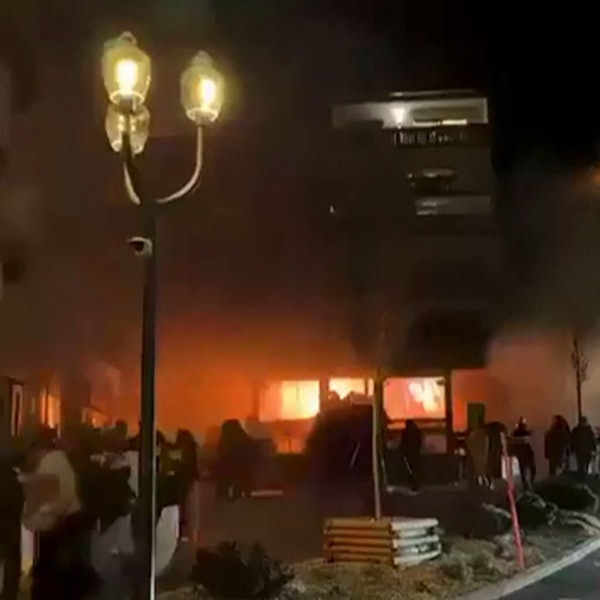 Eine Bar des Luxus-Skiorts Crans-Montana steht in der Silvesternacht in Flammen.