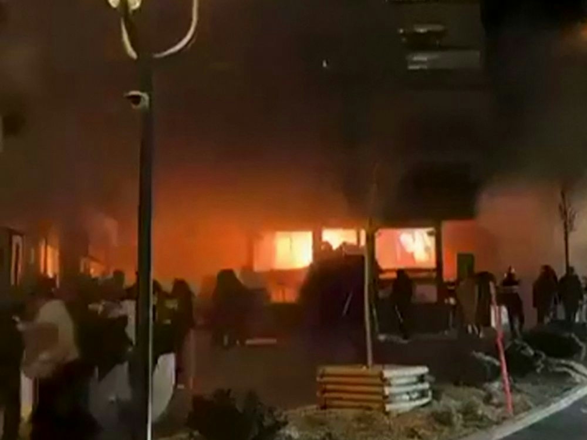 Der Screenshot von einem Video vom X-Account @Tyroneking36852 zeigt die Flammen in Crans-Montana.