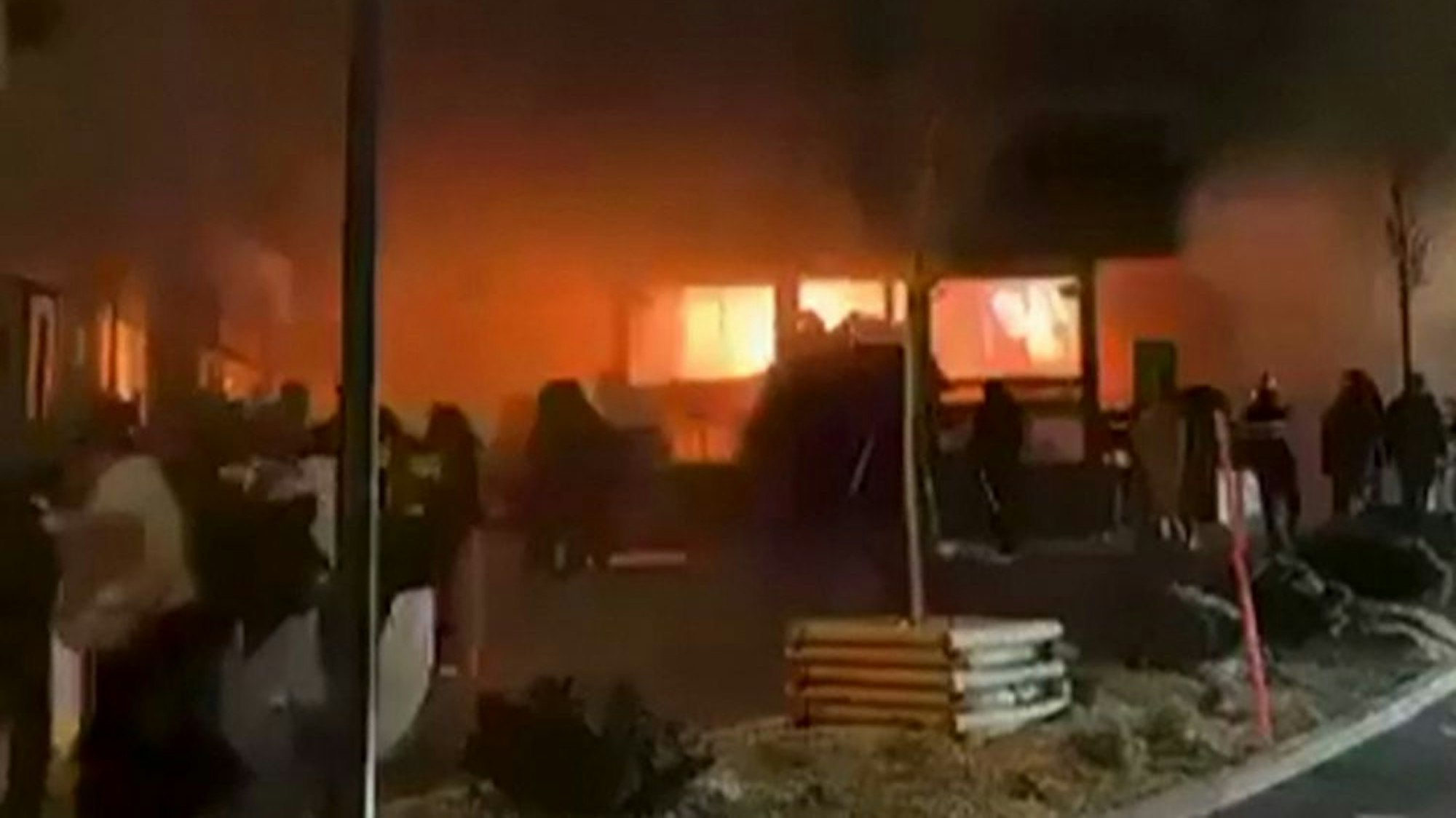 In den sozialen Medien kursieren Videoaufnahmen, die das Feuer in der Nobelbar zeigen sollen.