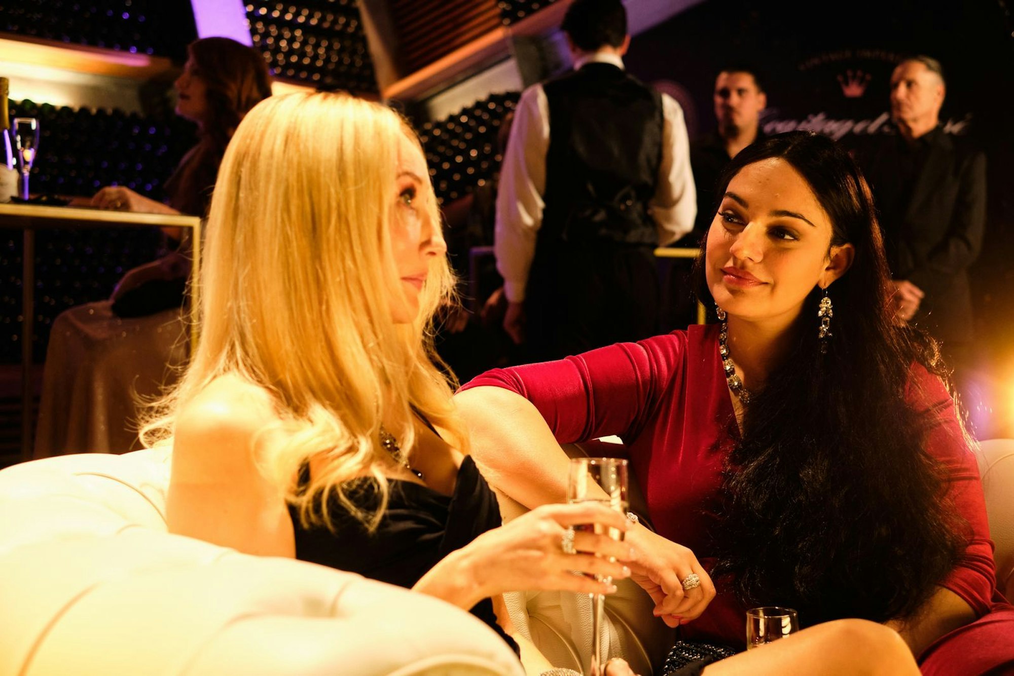 Ruja Ignatova (Nilam Farooq, rechts) und Elva Gunnarsdottir (Tina Balthazar) lernen sich auf einer Veranstaltung in Sofia kennen. (Bild: ZDF und Oliver Oppitz)