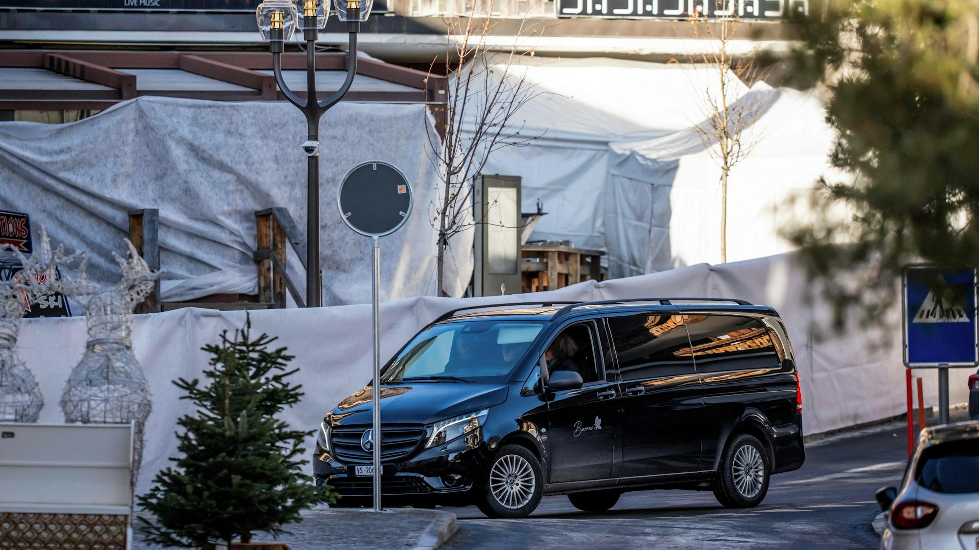 Ein Leichenwagen an der abgesperrten Brandstätte in Crans-Montana.