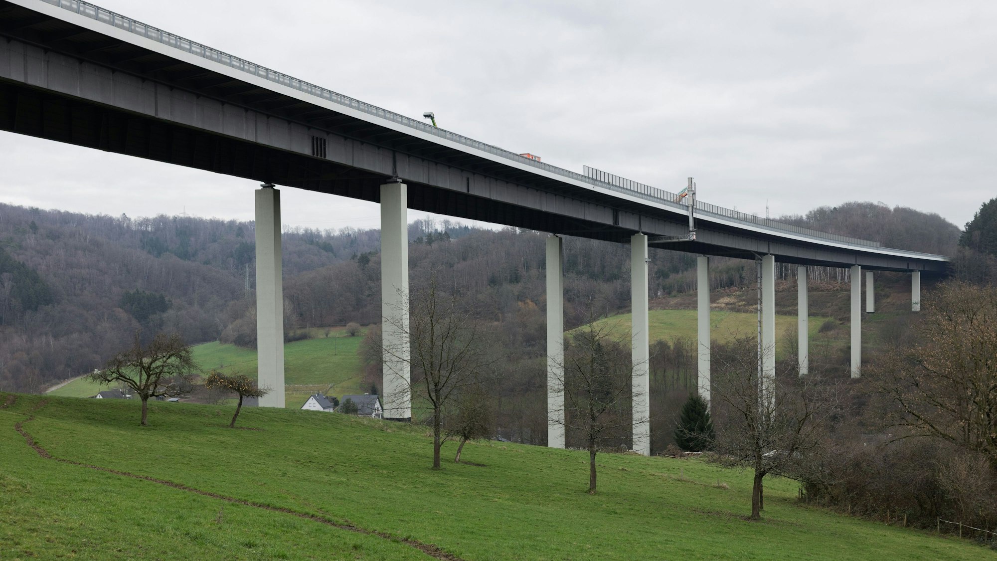 PRODUKTION - 17.12.2025, Nordrhein-Westfalen, Wiehl: Blick auf die Wiehltalbrücke, eine Brücke der Autobahn A4. (zu dpa: «NRW droht neues Brücken-Chaos – Kritik an Bund und Land») Foto: Rolf Vennenbernd/dpa +++ dpa-Bildfunk +++
