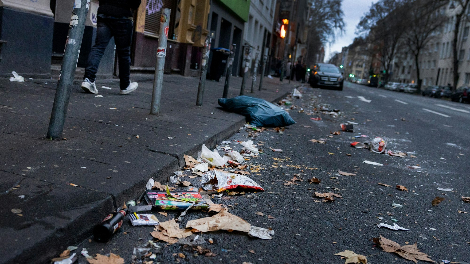 In der Roonstraße liegen am Neujahrstag noch Reste von Böllern.