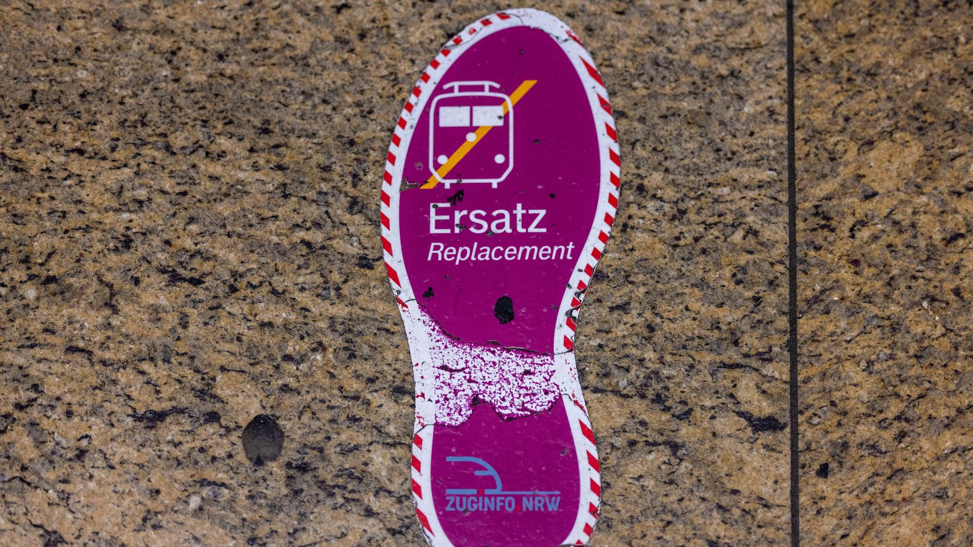 Eine Markierung auf dem Boden weist im Hauptbahnhof Köln den Weg zu den Ersatzbussen.