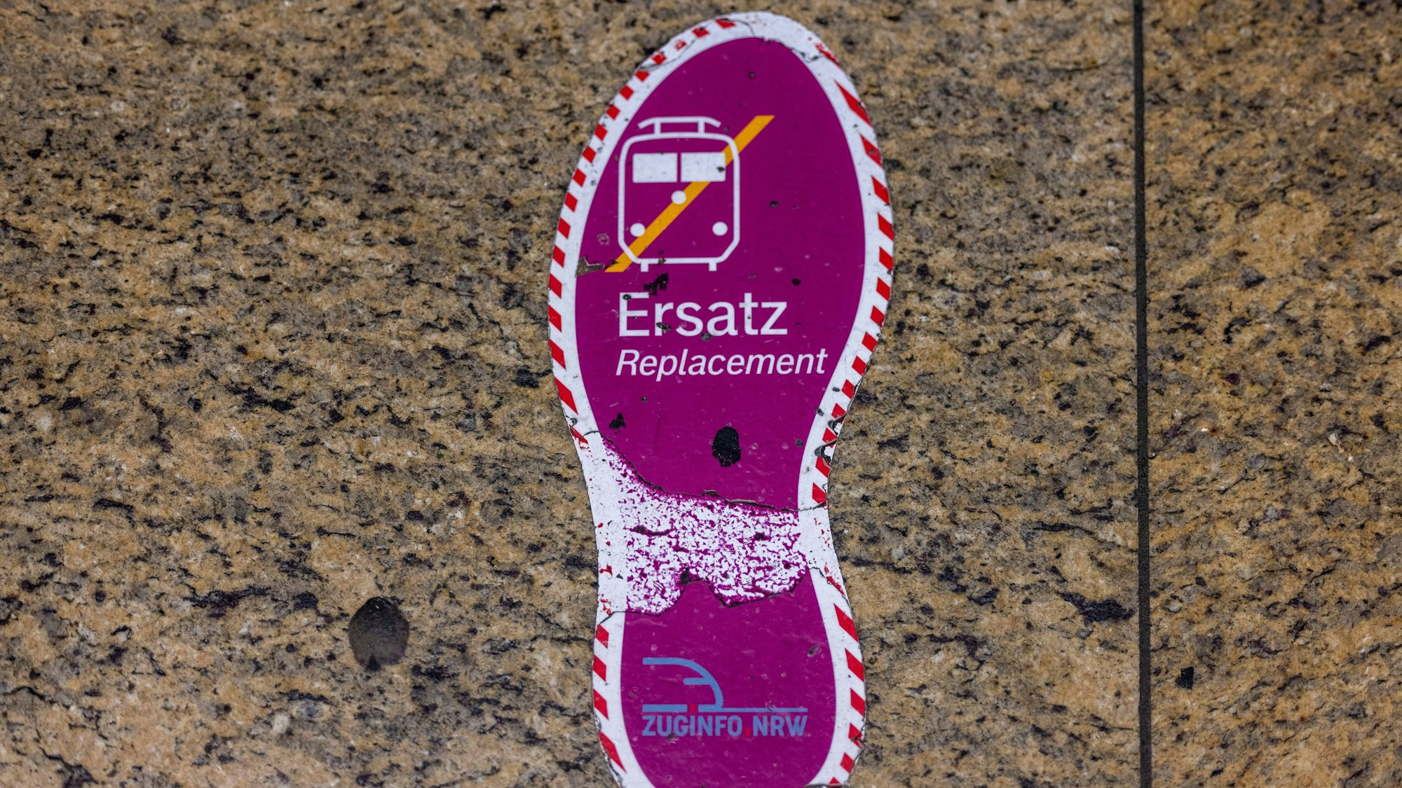 Eine Markierung auf dem Boden weist im Hauptbahnhof Köln den Weg zu den Ersatzbussen.