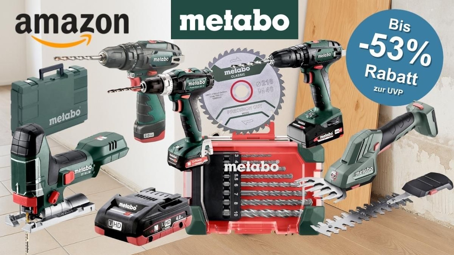 Metabo Werkzeug und Gartengeräte wie Akku-Bohrschrauber, Stichsägen, Grasscheren, Bohrer-Set, Kreissägenblatt und Werkzeugkoffer und Zubehör vor einem unmöblierten Raum, der gerade saniert wird.