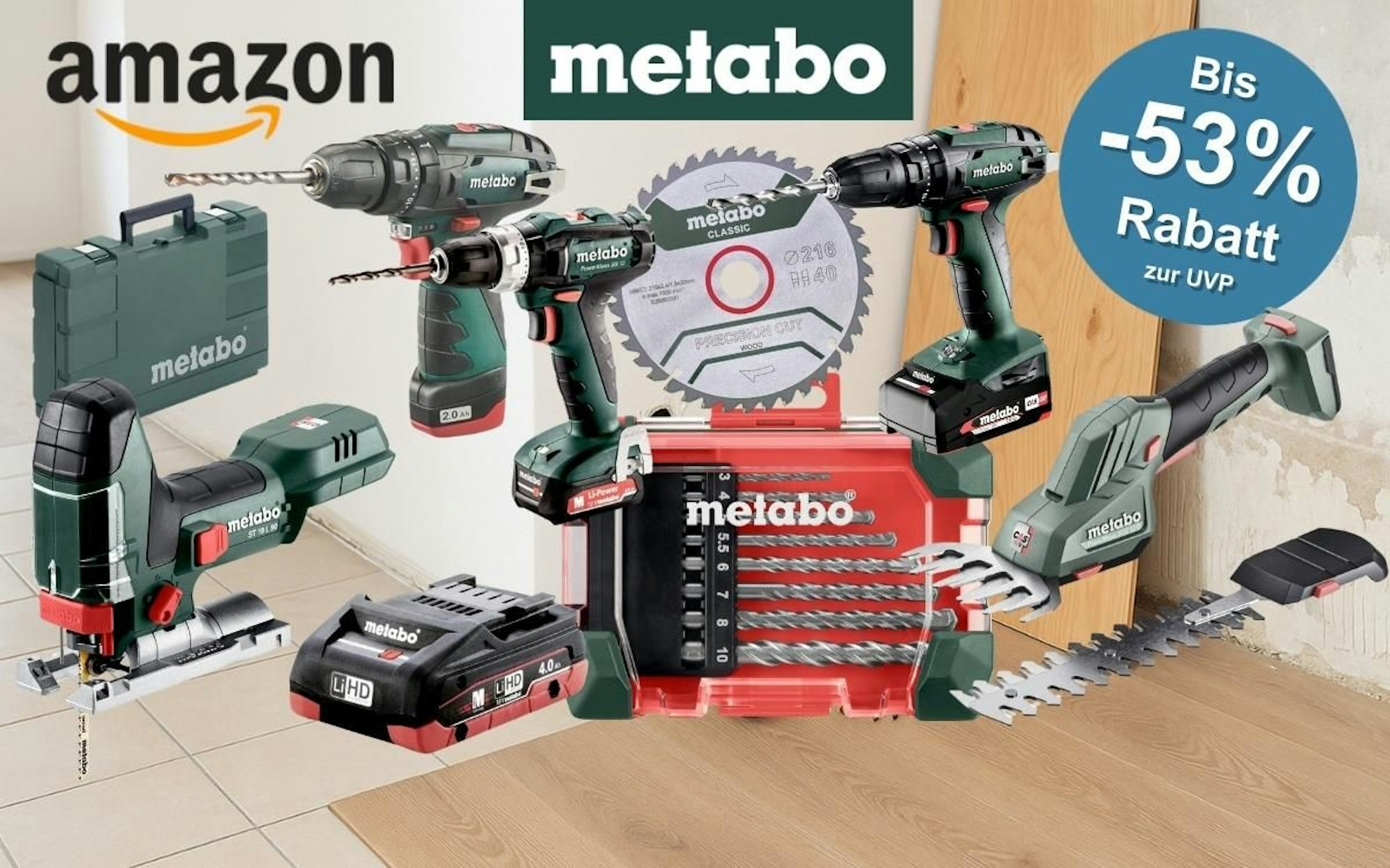 Metabo Werkzeug und Gartengeräte wie Akku-Bohrschrauber, Stichsägen, Grasscheren, Bohrer-Set, Kreissägenblatt und Werkzeugkoffer und Zubehör vor einem unmöblierten Raum, der gerade saniert wird.