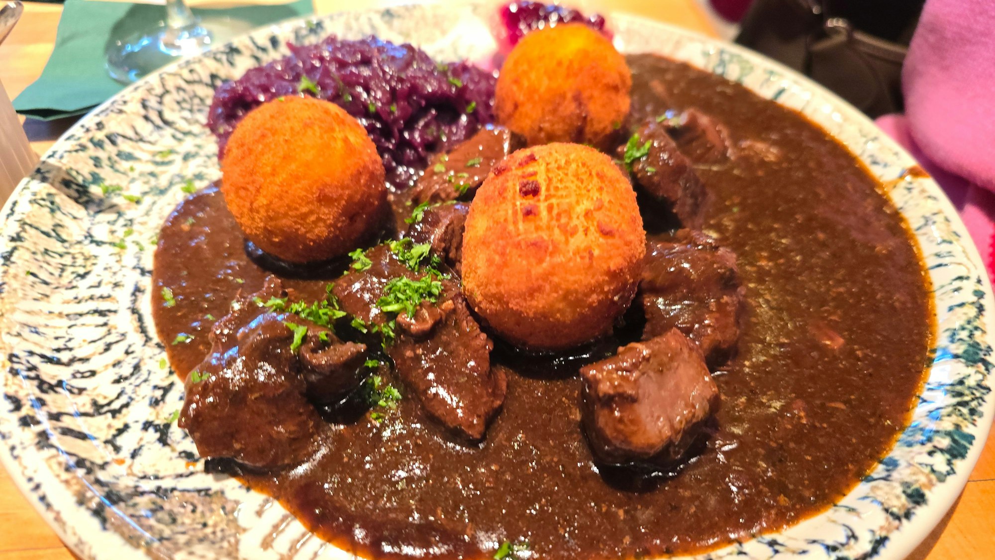 Hirschgulasch mit Kroketten und Rotkohl