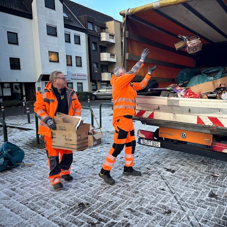 Am Europaplatz in Troisdorf werden die Knallerreste nach Silvester weggeräumt. Im Einsatz sind Robert Pietza (l.) und Andreas Kalinowski vom Bauhof der Stadt Troisdorf.