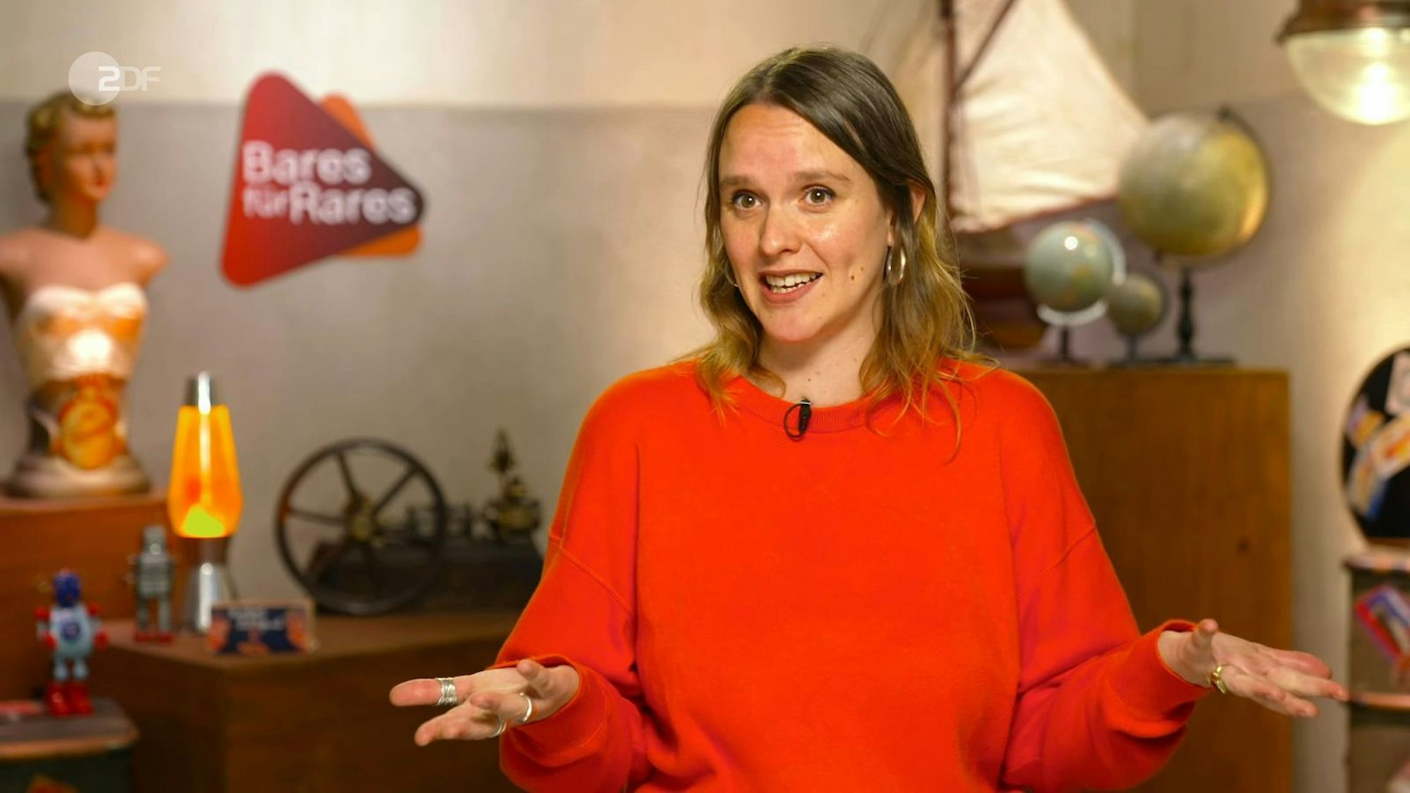 „Tut mir ein bisschen leid für meine Omi, die ist ja anscheinend jemandem auf den Leim gegangen“, meinte die Schauspielerin. (Bild: ZDF)