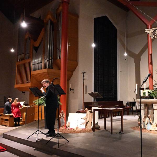 Eine Frau spielt Flöte in einer Kirche.