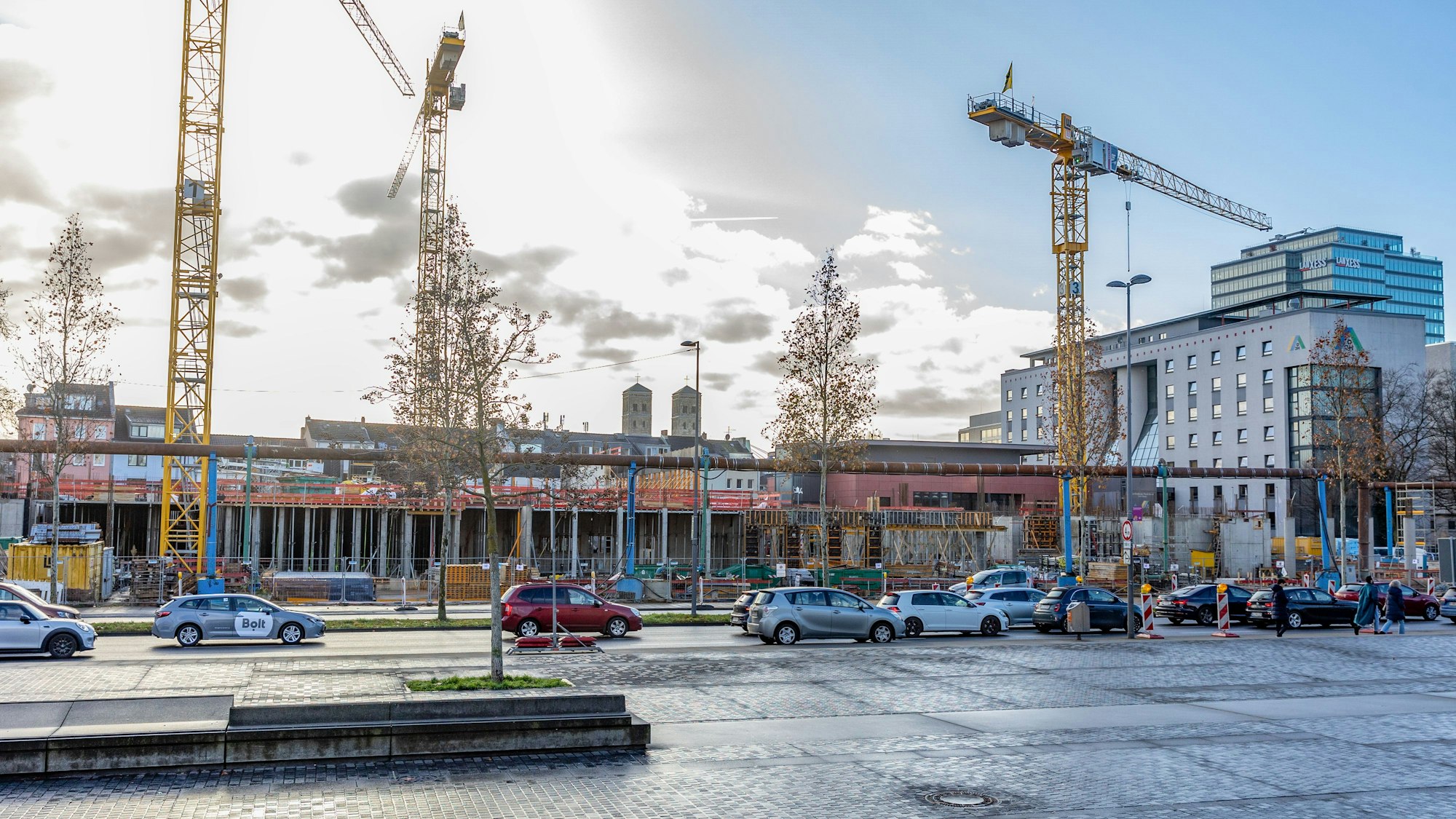 Am Bahnhof Messe/Deutz lässt der Landschaftsverband Rheinland ein neues Hochhaus bauen.