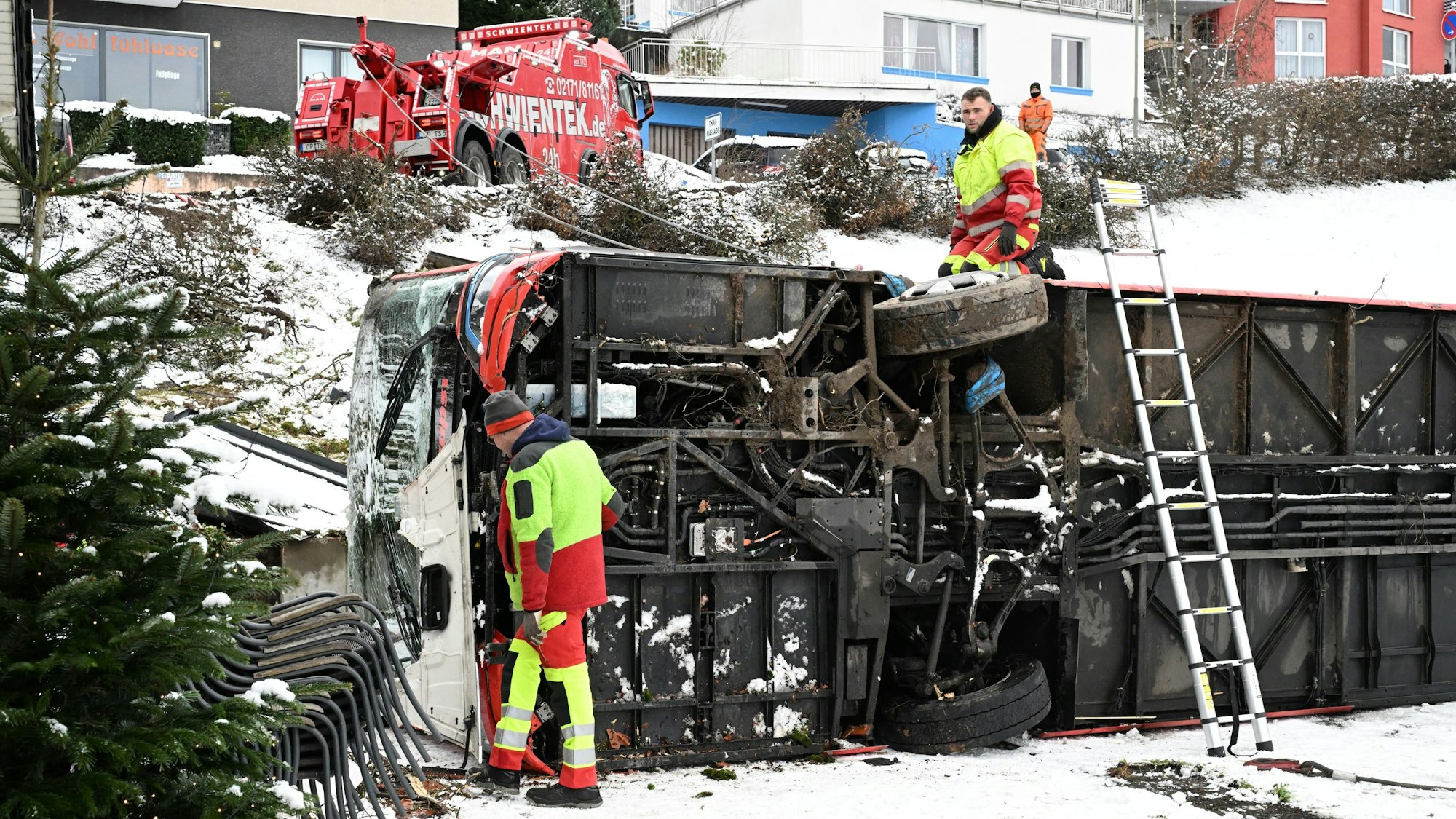 Zwei Mitarbeiter des Bergungsunternehmens inspizieren das Wrack.