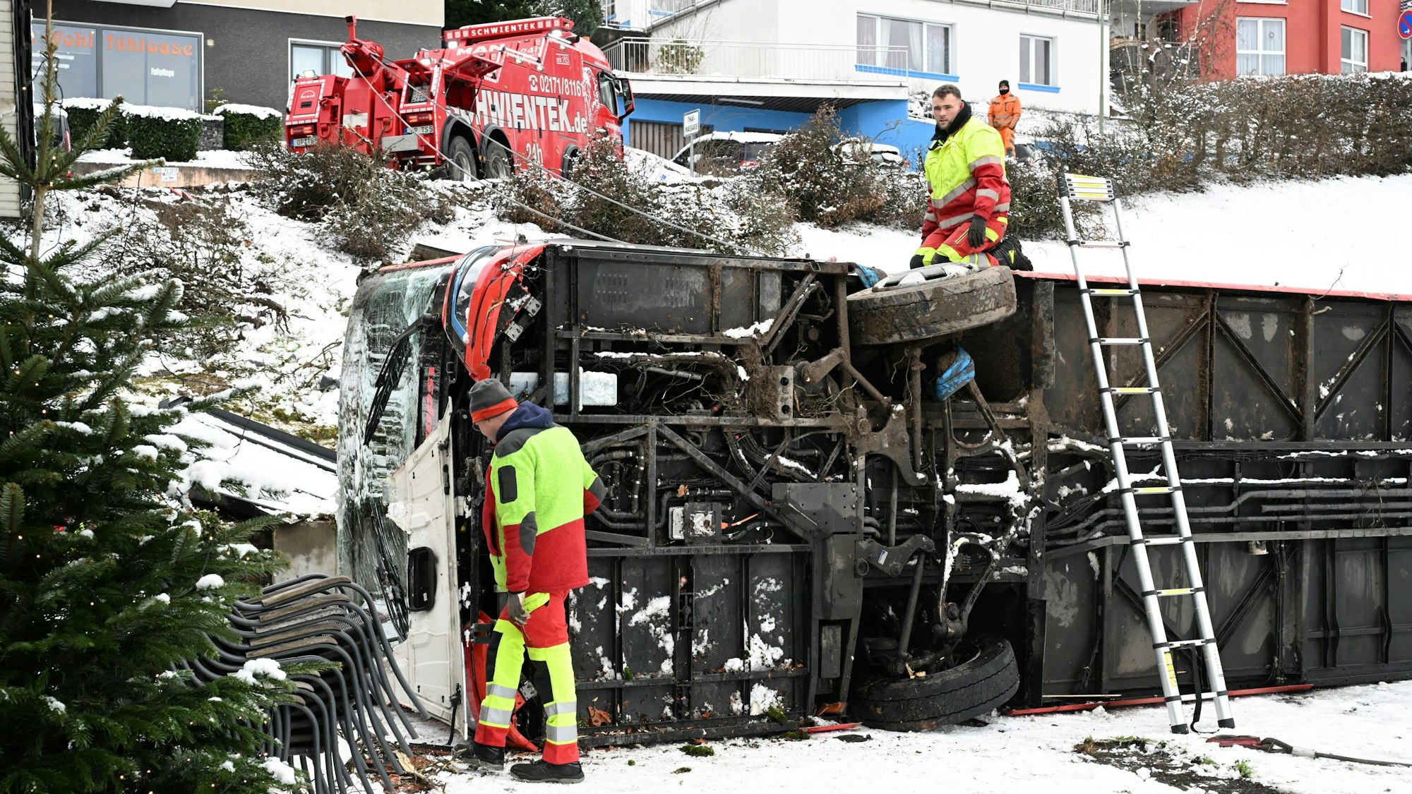 Zwei Mitarbeiter des Bergungsunternehmens inspizieren das Wrack.