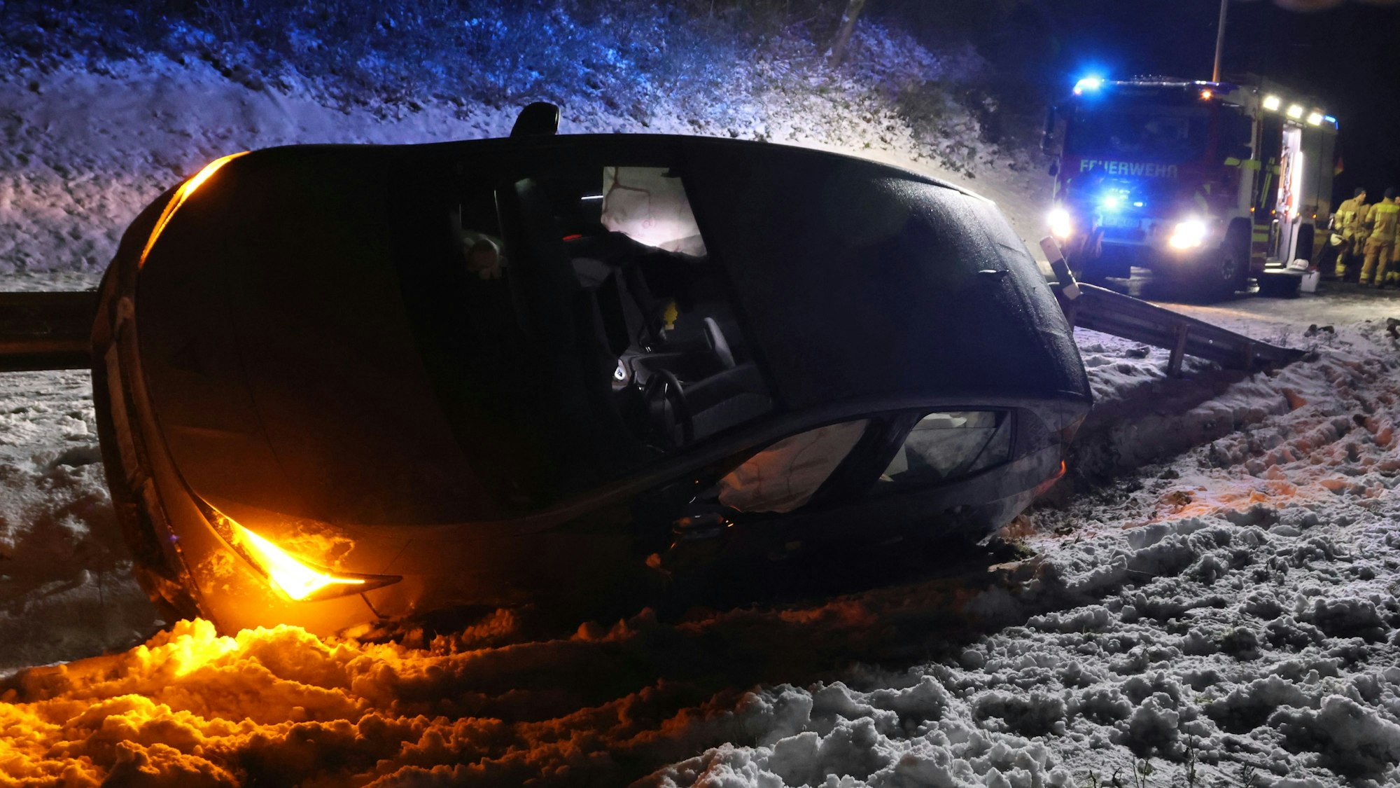 Das Bild zeigt das verunfallte Auto in Reichshof-Pochwerk.