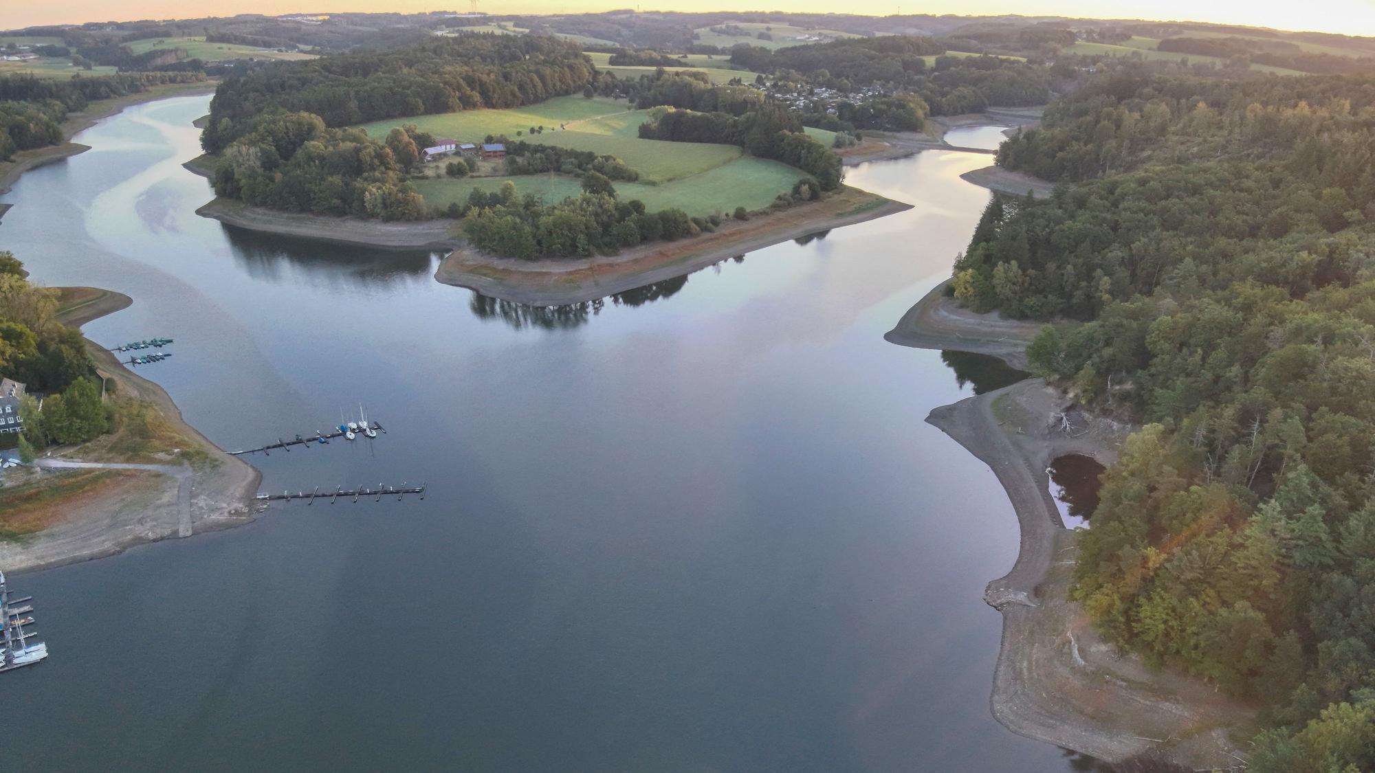 Die Bever-Talsperre mit niedrigem Wasserstand
