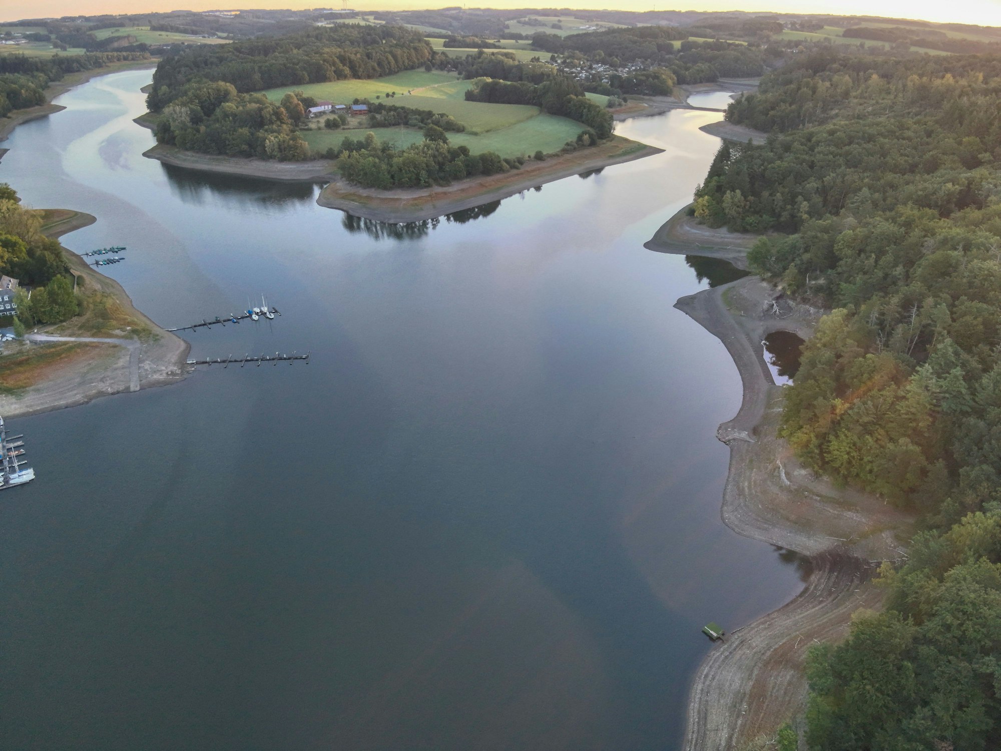 Die Bevertalsperre war im August nur zum Teil mit Wasser gefüllt.