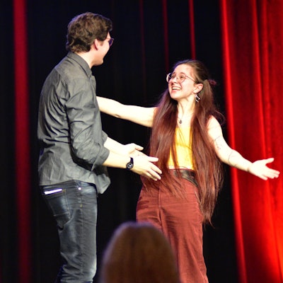 Jahresfinale beim Poetry Slam in Siegburg: Die Preisträger Simon Middeloop und Anna Lisa Azur mit Vize-Bürgermeisterin Dr. Susanne Haase-Mühlbauer