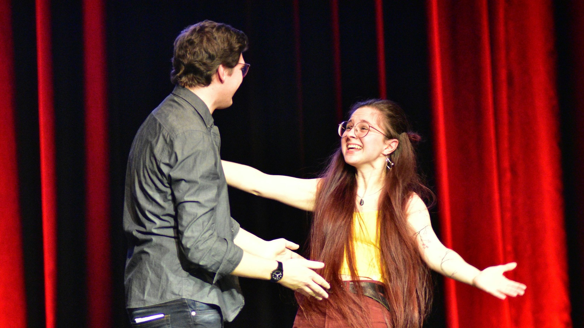 Jahresfinale beim Poetry Slam in Siegburg: Die Preisträger Simon Middeloop und Anna Lisa Azur mit Vize-Bürgermeisterin Dr. Susanne Haase-Mühlbauer
