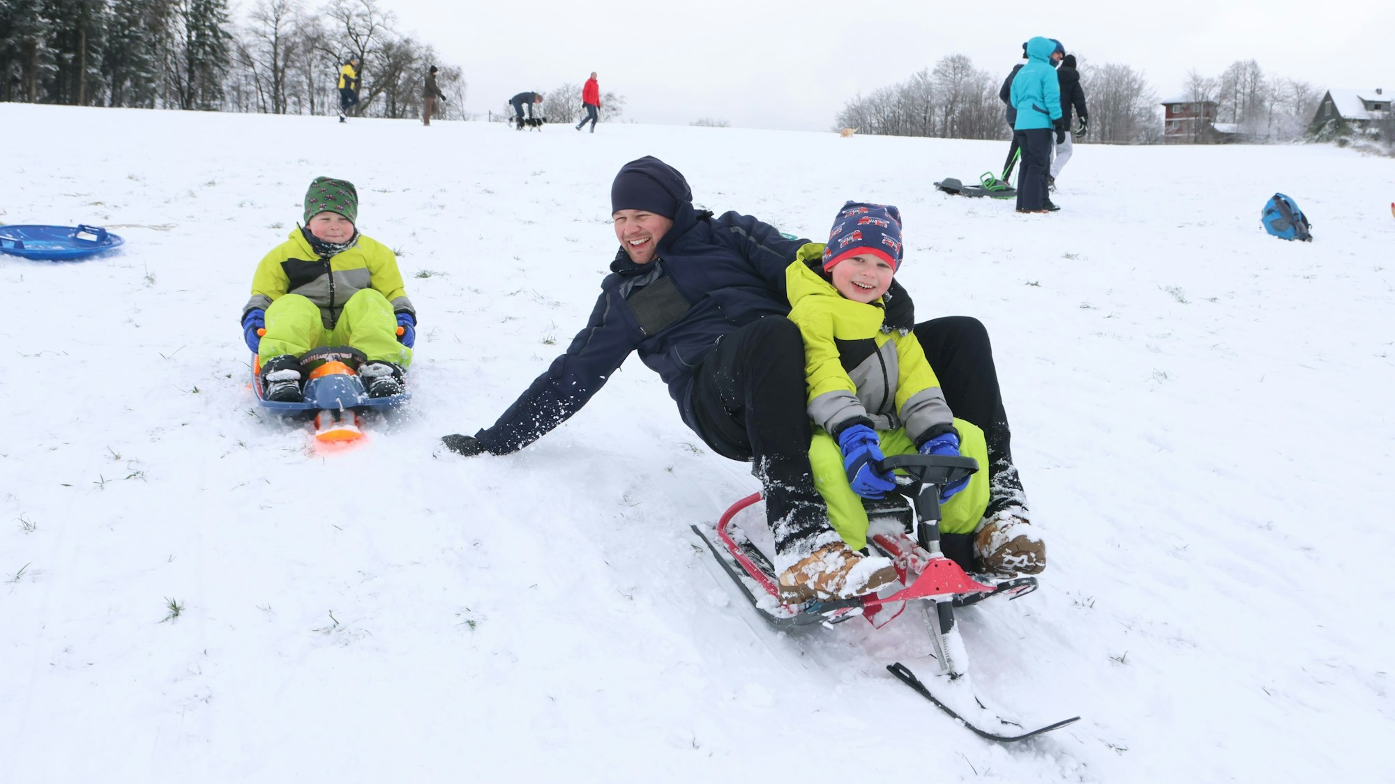 Bereits am Freitag kamen viele Gäste auf die Rodelhänge oberhalb von Reichshof-Eckenhagen, unter ihnen Melvin Hardt aus Gummersbach und seine Söhne Béla und Fiete (beide 5).
