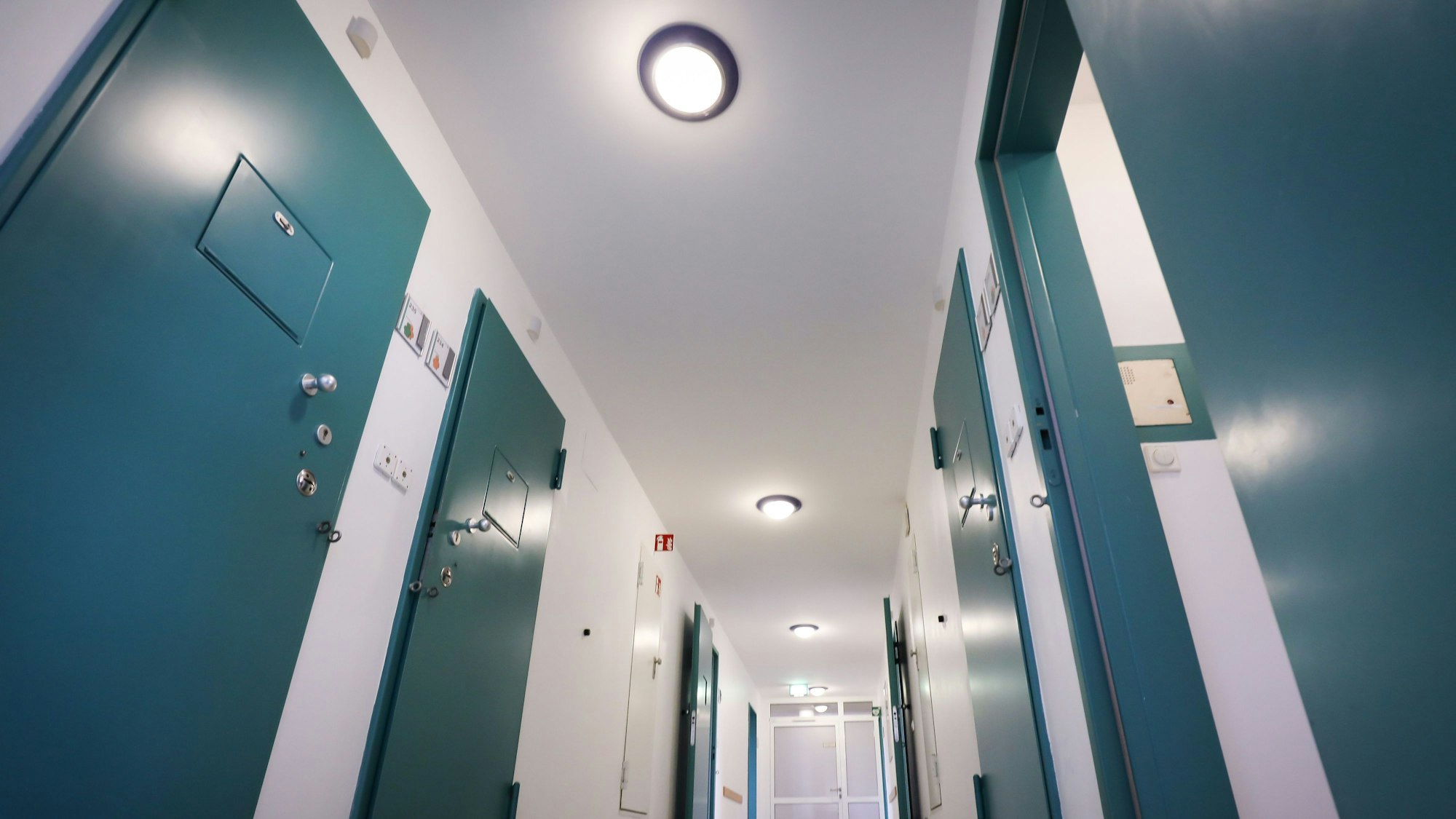 Das Bild zeigt einen Gang mit Zellenräumen in einem Flügel der Jugendarrestanstalt Moltsfelde. Foto: Christian Charisius/dpa