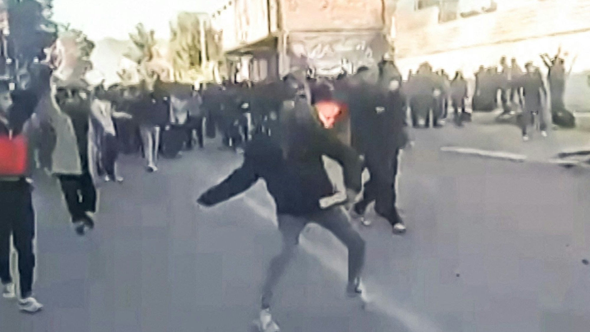 Ein Screenshot zeigt Demonstranten nahe einem Regierungsgebäude in Fasa im Süden des Irans.