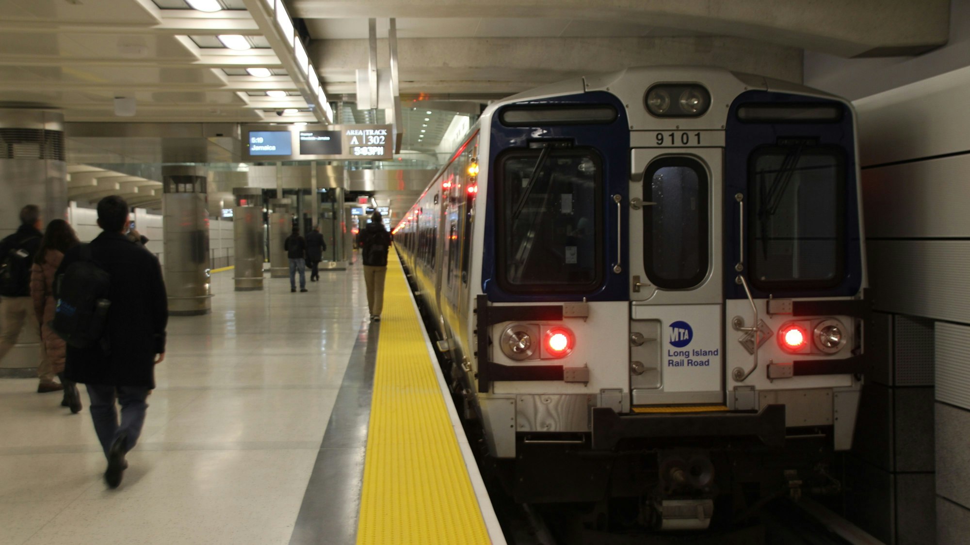 Passagiere halten sich am neu eröffneten Verbindungsbahnhof «Grand Central Madison» auf. Nach jahrelangen Verzögerungen und Kostenexplosionen hat am New Yorker Bahnhof Grand Central ein neues Verbindungsterminal eröffnet. Am «Grand Central Madison» kommen seit Mittwoch Züge der Long Island Rail Road aus dem Stadtteil Queens und von der Metropole vorgelagerten Insel Long Island an.