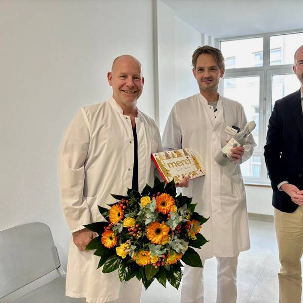 Priv.-Doz. Dr. Cornelius Jacobs (2.v.l.) ist seit dem 1. Januar 2026 der neue Ärztliche Direktor des Remigius-Krankenhauses in Opladen. Ihm gratulieren Sascha Wihstutz (l., Chefarzt der Geriatrie) und Tobias Holzschneider (Geschäftsführer).