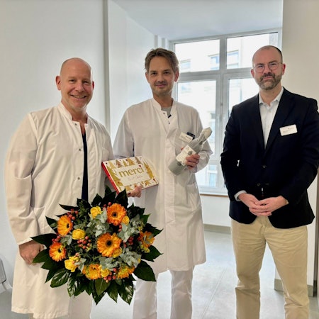 Priv.-Doz. Dr. Cornelius Jacobs (2.v.l.) ist seit dem 1. Januar 2026 der neue Ärztliche Direktor des Remigius-Krankenhauses in Opladen. Ihm gratulieren Sascha Wihstutz (l., Chefarzt der Geriatrie) und Tobias Holzschneider (Geschäftsführer).