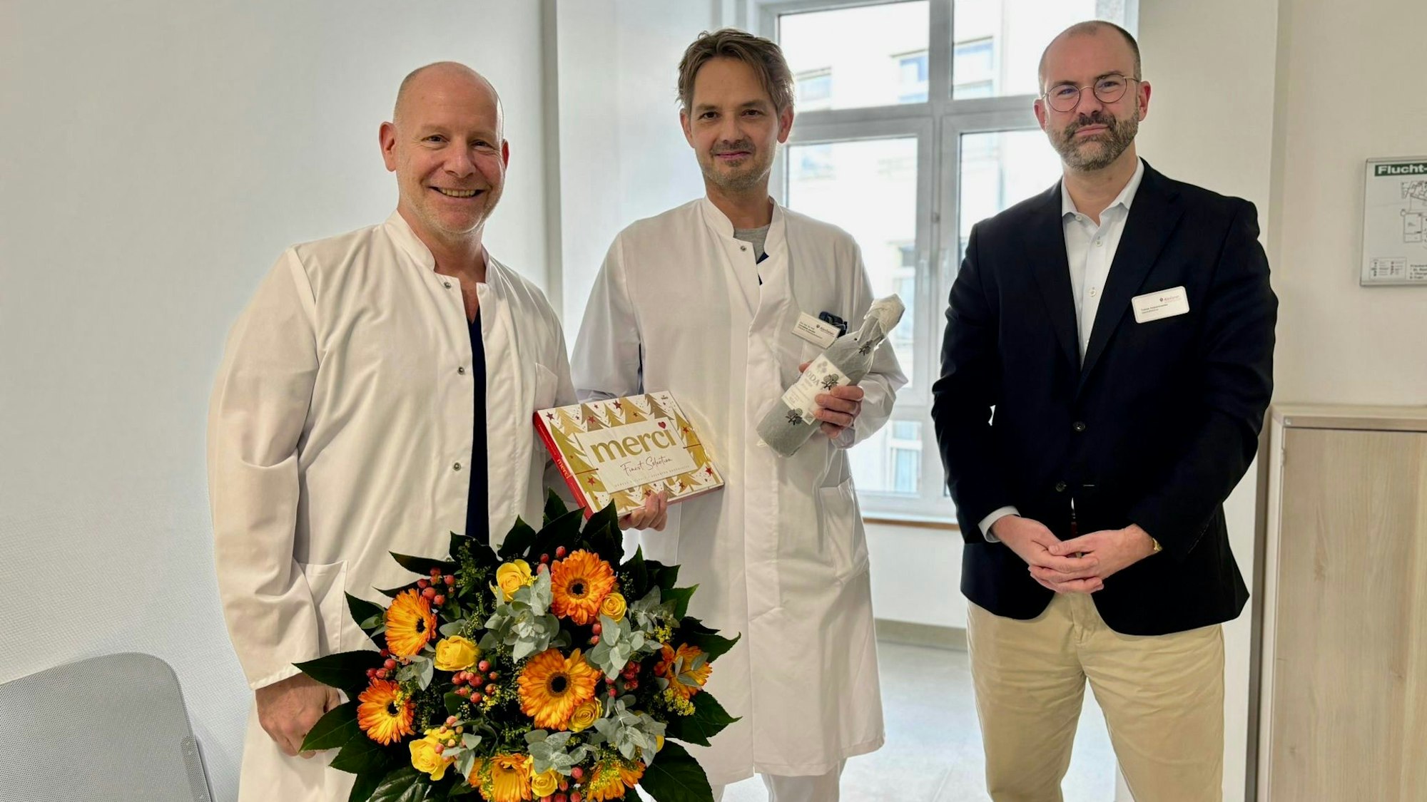 Priv.-Doz. Dr. Cornelius Jacobs (2.v.l.) ist seit dem 1. Januar 2026 der neue Ärztliche Direktor des Remigius-Krankenhauses in Opladen. Ihm gratulieren Sascha Wihstutz (l., Chefarzt der Geriatrie) und Tobias Holzschneider (Geschäftsführer).