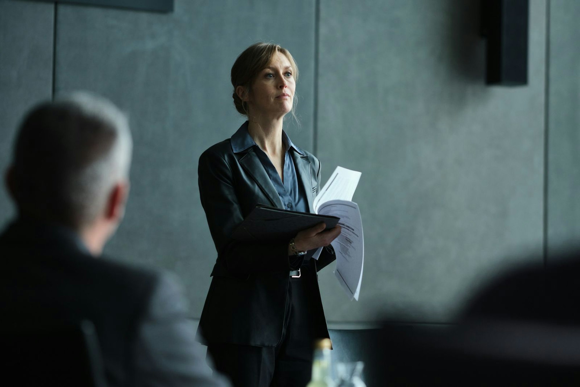 Europol-Kommissarin Lieke De Lange (Elisa Beuger) will einen internationalen Haftbefehl gegen Ruja Ignatova ausstellen.
(Bild: ZDF und Oliver Oppitz)