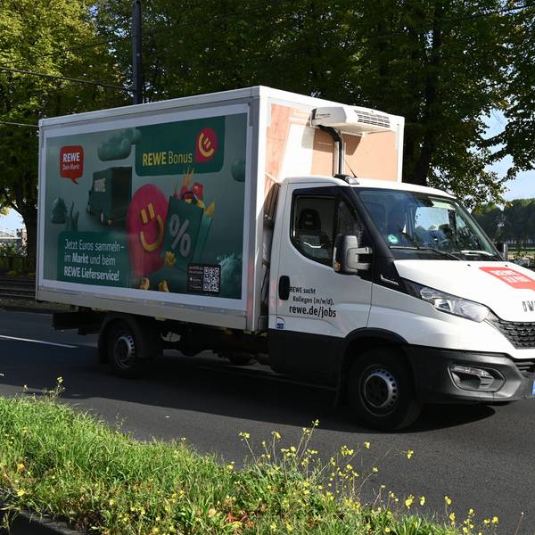 Fahrzeuge des Rewe-Lieferservice auf der Rheinuferstraße.