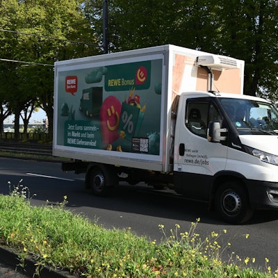 Fahrzeuge des Rewe-Lieferservice auf der Rheinuferstraße.