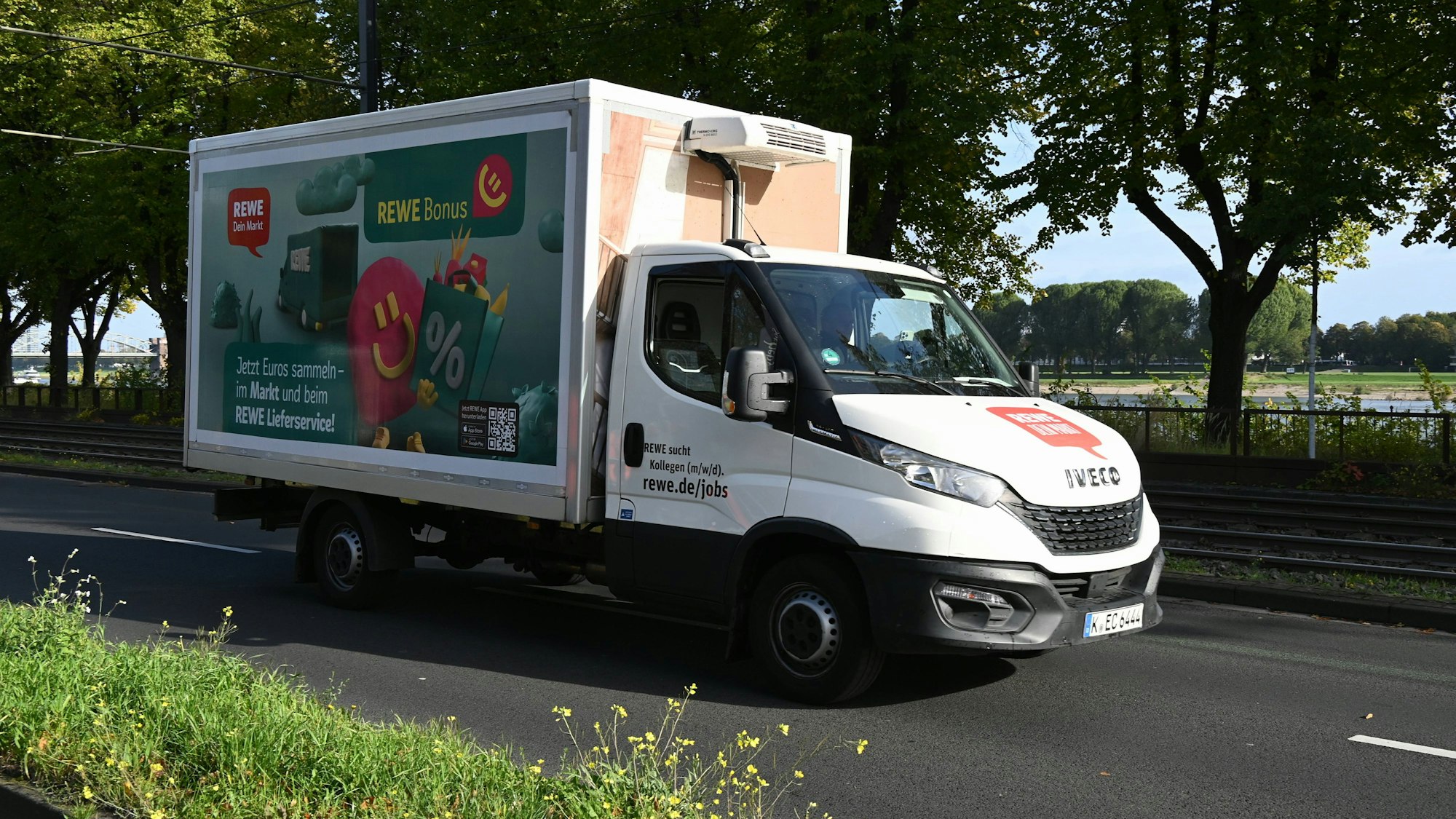 Fahrzeuge des Rewe-Lieferservice auf der Rheinuferstraße.