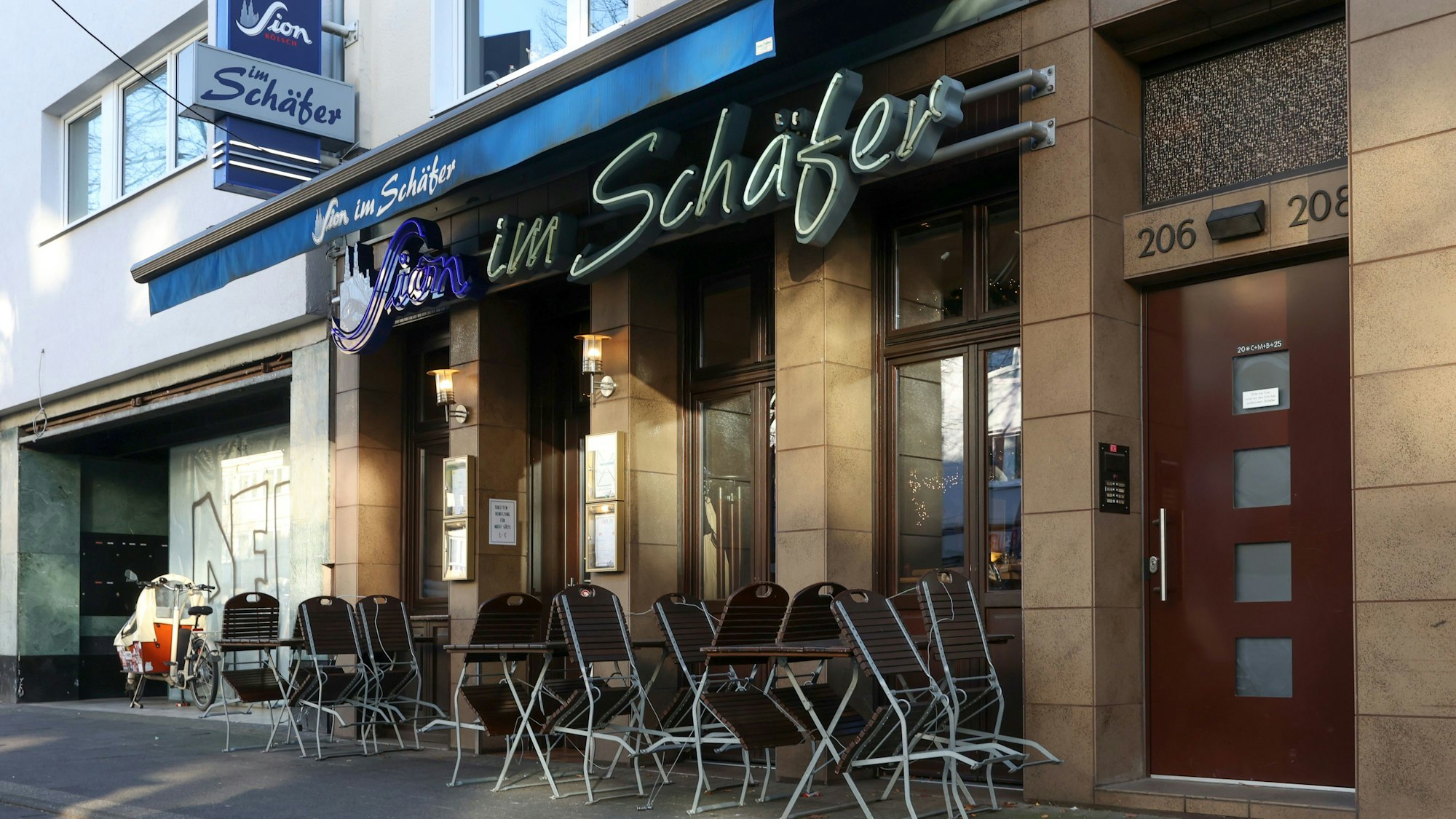 Vor dem „Sion im Schäfer“ in der Dürener Straße stehen Stühle