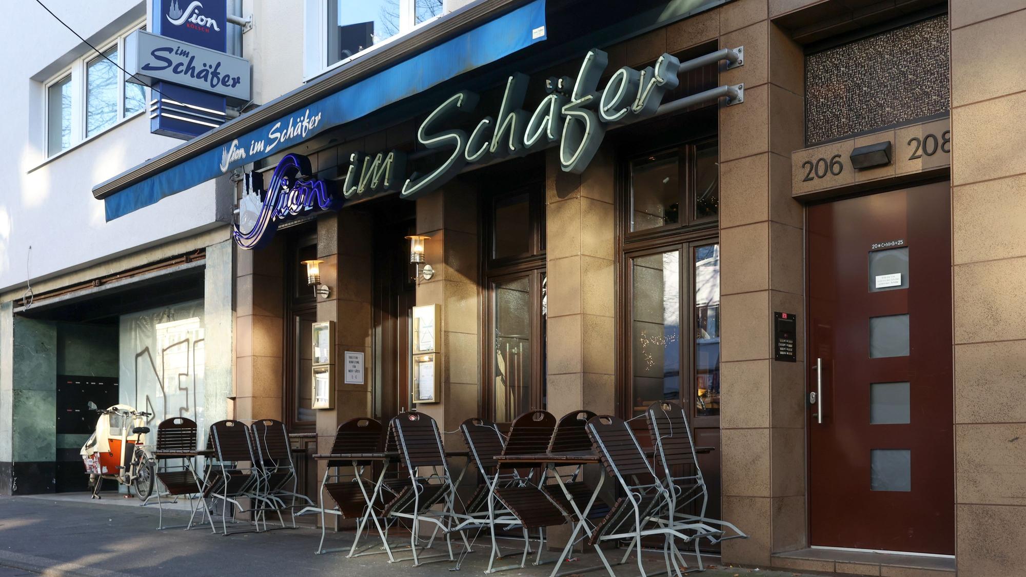 Vor dem „Sion im Schäfer“ in der Dürener Straße stehen Stühle