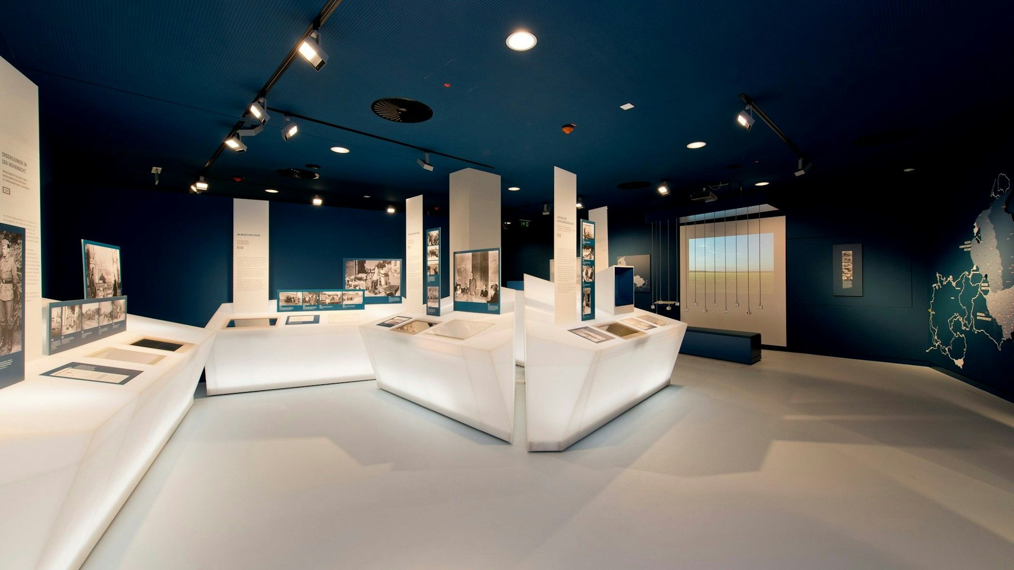 Das Bild zeigt einen Blick in den Ausstellungsraum.