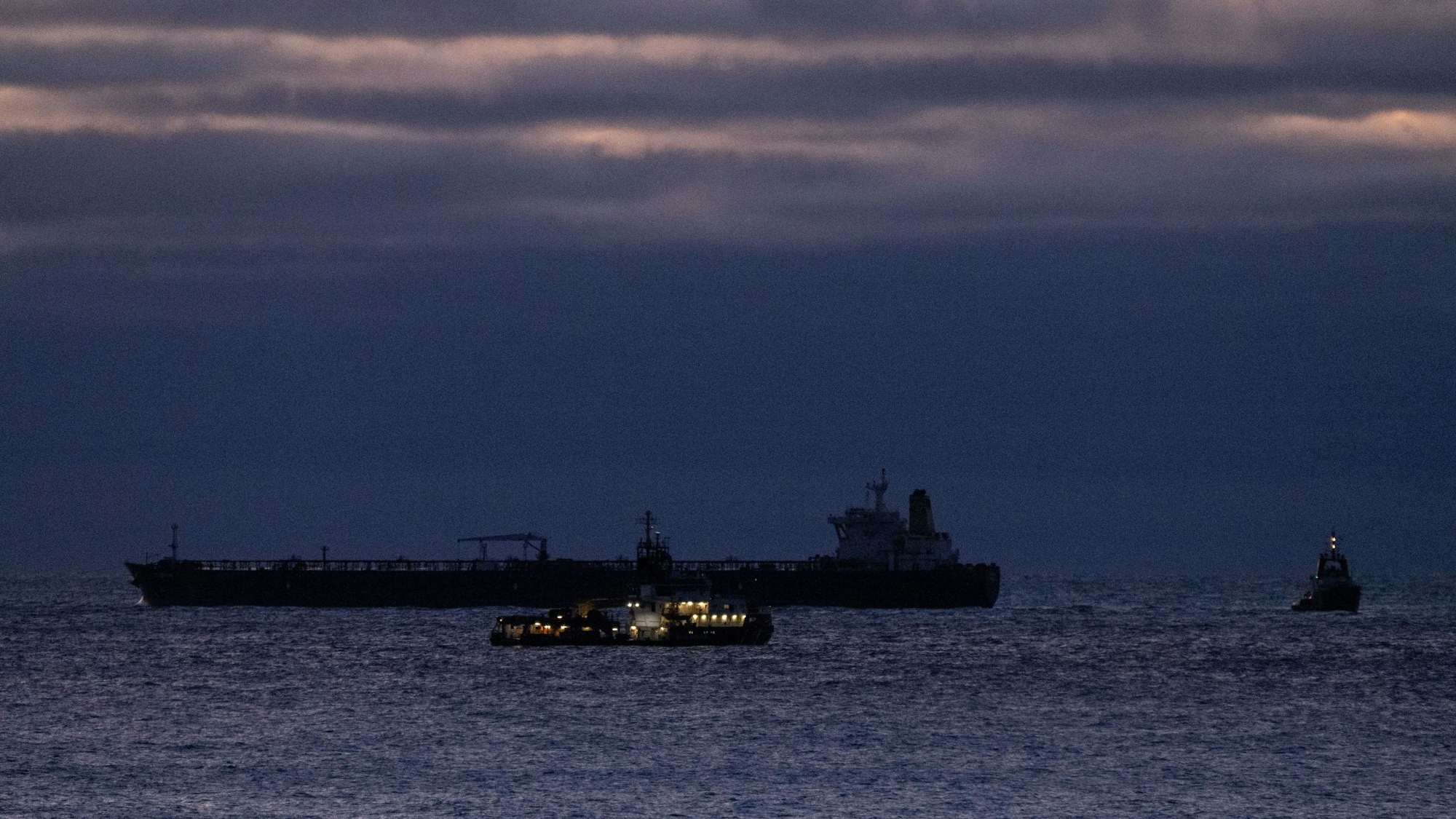 Das Bild zeigt den Tanker „Eventin“ vor Sassnitz auf Rügen. Foto: Stefan Sauer/dpa