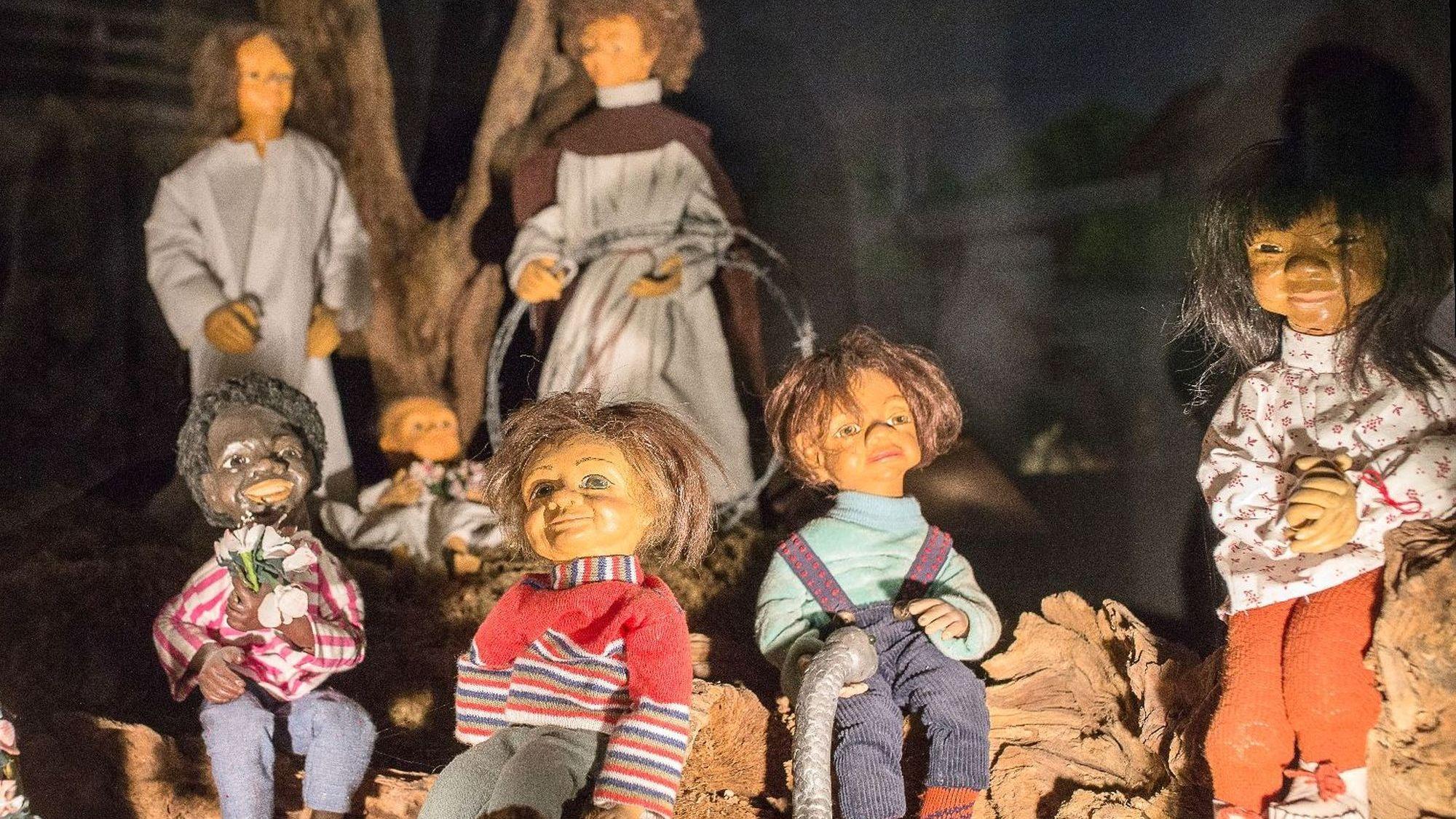 Mehere Figuren sind in einer Krippendarstellung zu sehen, die als Friedenskrippe bezeichnet wird.