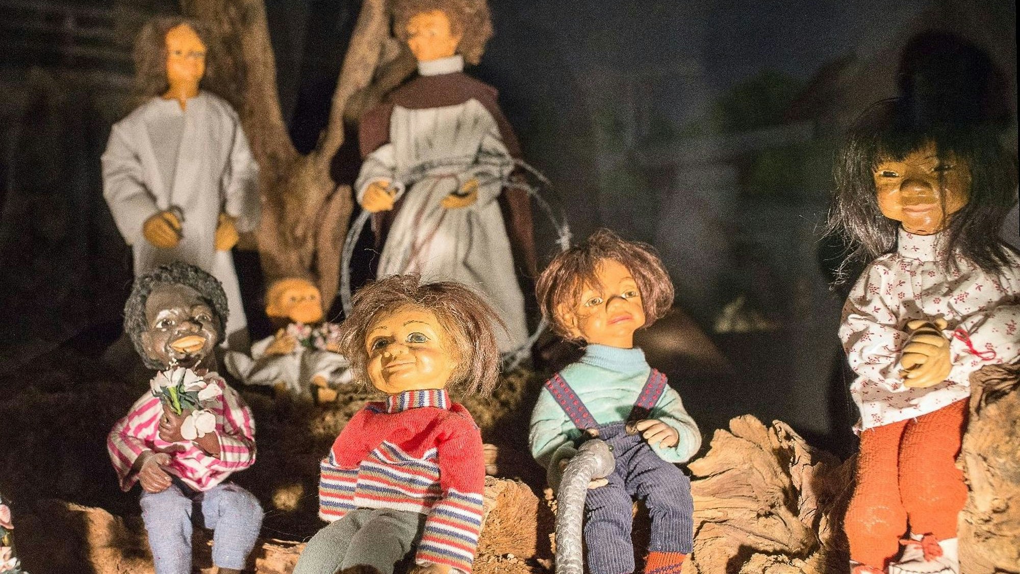 Mehere Figuren sind in einer Krippendarstellung zu sehen, die als Friedenskrippe bezeichnet wird.