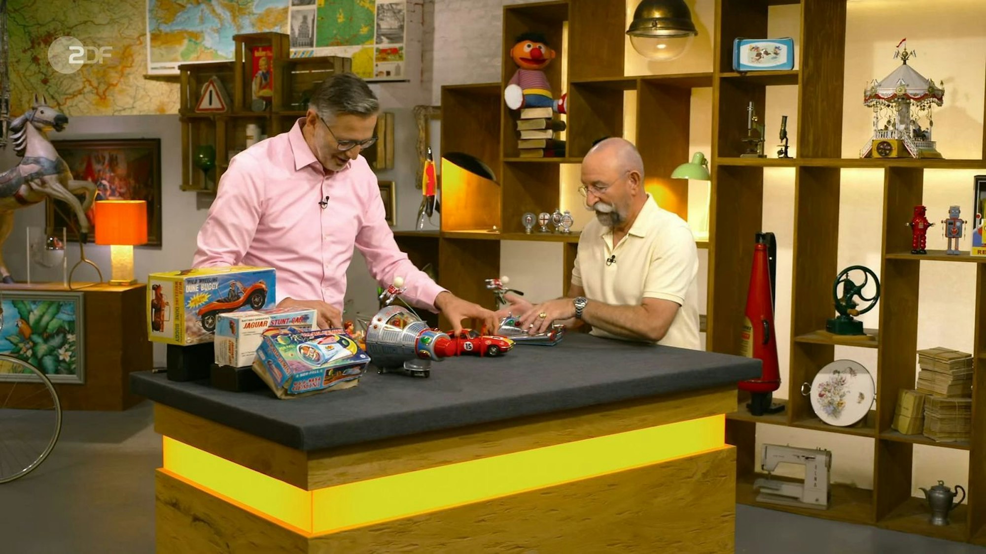 Die Sammlung verschiedener Blechspielzeuge von Modern Toys und T.P.S. aus den 1960er-Jahren schätzte Detlev Kümmel auf 400 bis 550 Euro. Julian Schmitz-Avila bekam die Fahrzeuge für 300 Euro und legte sogar noch freiwillig 20 Euro obendrauf.
(Bild: ZDF)