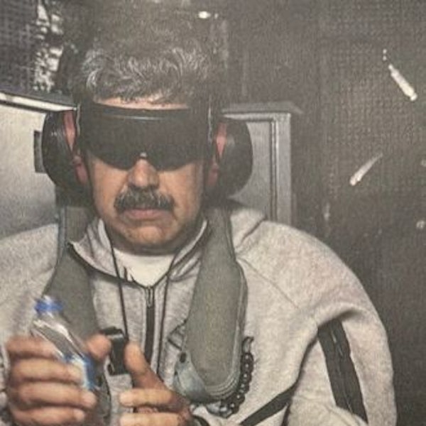 Dieses am 3. Januar 2026 auf dem Truth-Social-Account von US-Präsident Donald Trump veröffentlichte Bild zeigt nach Angaben Trumps Venezuelas Präsidenten Nicolás Maduro an Bord der USS Iwo Jima. Trump erklärte, US-Streitkräfte hätten Maduro im Zuge eines großangelegten Militärschlags gegen Venezuela festgenommen und außer Landes gebracht.