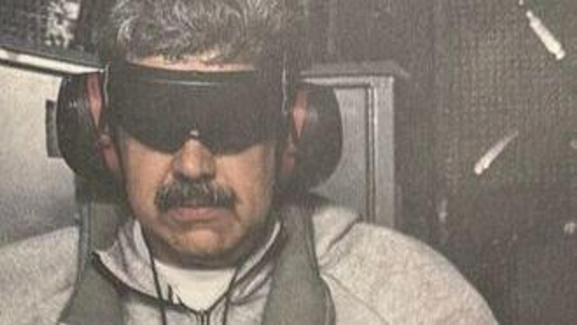 Dieses am 3. Januar 2026 auf dem Truth-Social-Account von US-Präsident Donald Trump veröffentlichte Bild zeigt nach Angaben Trumps Venezuelas Präsidenten Nicolás Maduro an Bord der USS Iwo Jima. Trump erklärte, US-Streitkräfte hätten Maduro im Zuge eines großangelegten Militärschlags gegen Venezuela festgenommen und außer Landes gebracht.