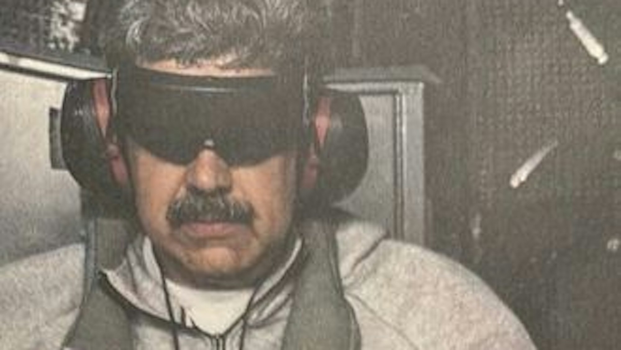 Dieses am 3. Januar 2026 auf dem Truth-Social-Account von US-Präsident Donald Trump veröffentlichte Bild zeigt nach Angaben Trumps Venezuelas Präsidenten Nicolás Maduro an Bord der USS Iwo Jima. Trump erklärte, US-Streitkräfte hätten Maduro im Zuge eines großangelegten Militärschlags gegen Venezuela festgenommen und außer Landes gebracht.