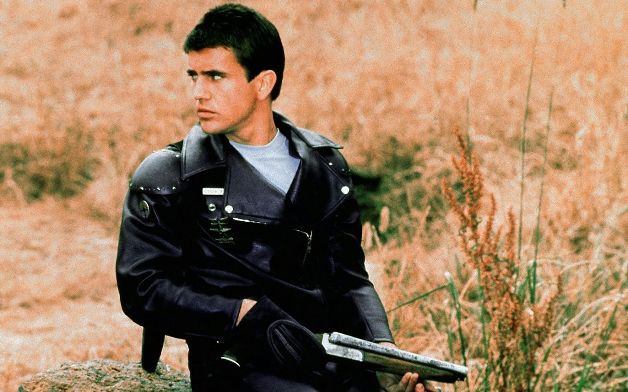 Ein dystopischer Abgesang auf die Bestie Mensch: In „Mad Max“ spielt Mel Gibson einen Mann, der nach dem brutalen Mord an seine Frau und sein Kind rot sieht. (Bild: Warner Bros.)