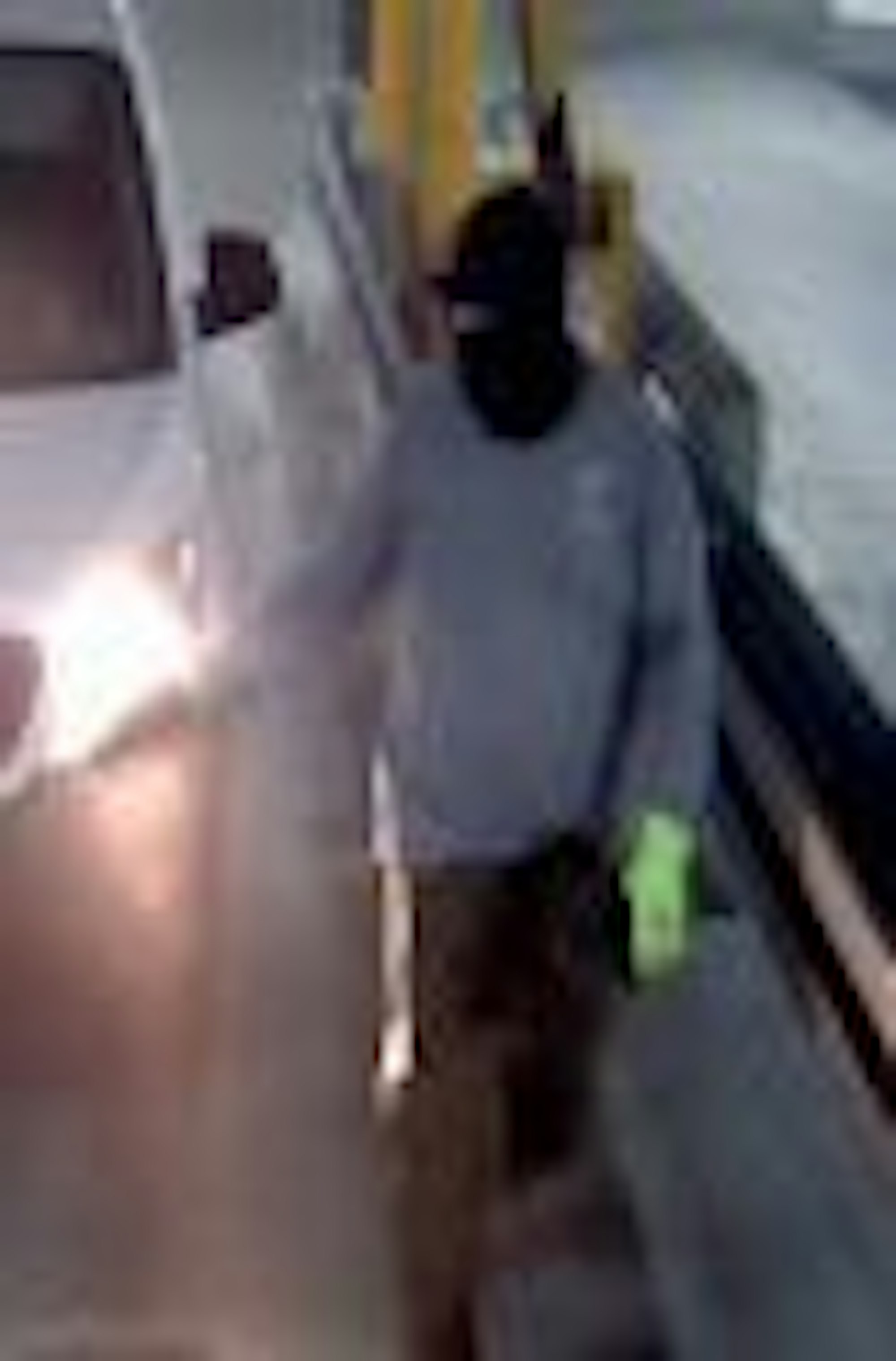 Im Zusammenhang mit dem Überfall auf eine Sparkasse in Gelsenkirchen hat die Polizei Nordrhein-Westfalen Fotos von mehreren Personen veröffentlicht. nur bis zum Ende der Öffentlichkeitsfahndung der Polizei +++ dpa-Bildfunk +++