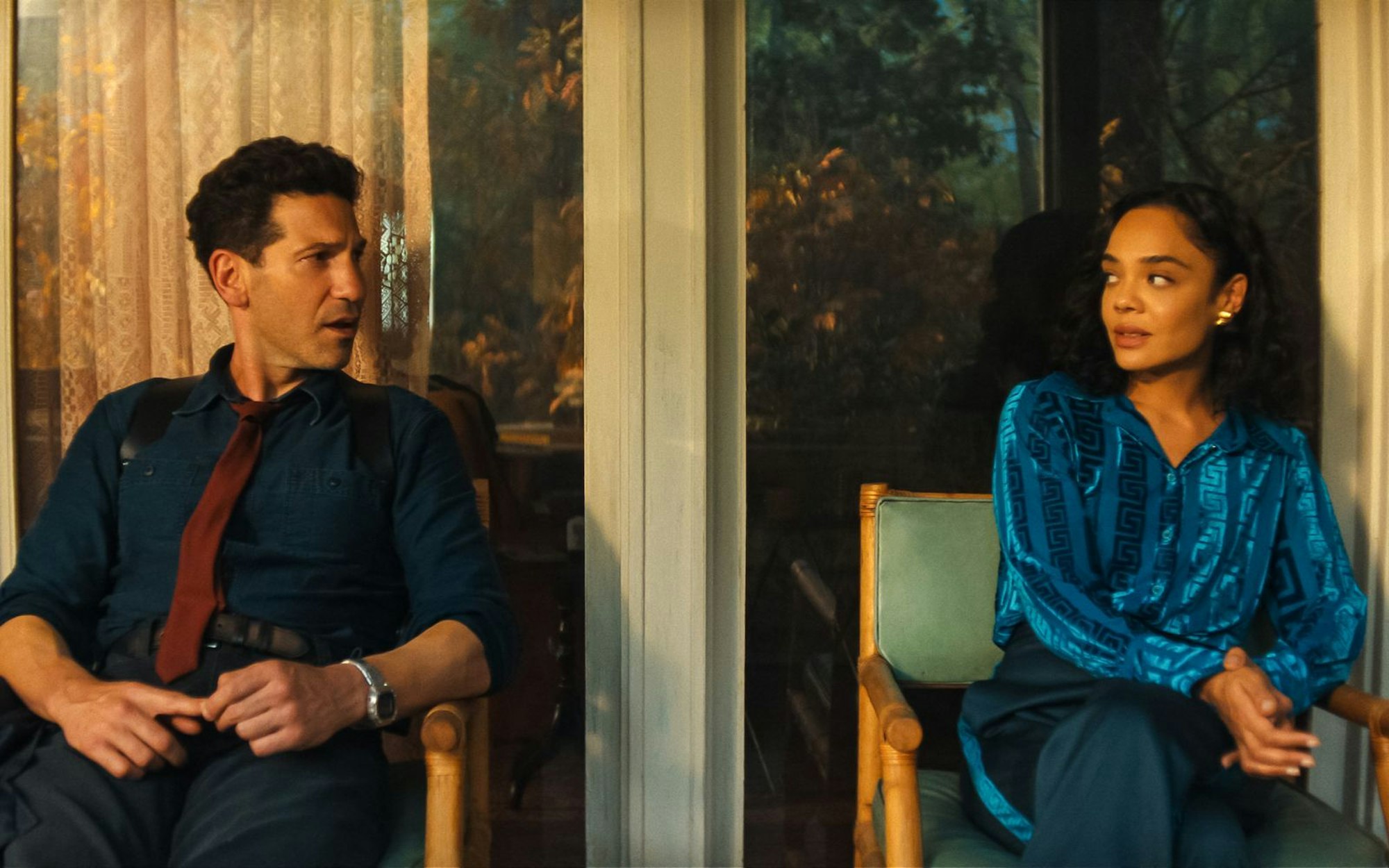 Der Polizist Jack Harper (Jon Bernthal) und die Nachrichtensprecherin Anna (Tessa Thompson) suchen beide einen Mörder. (Bild: Netflix)