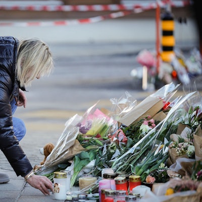 Trauer in der Schweiz: Eine Person kniet vor Blumen und Kerzen in Crans-Montana. In dem Ort hatte ein verheerendes Feuer in einer Bar während der Silvesternacht viele Tote und Verletzte gefordert. (Archivbild)